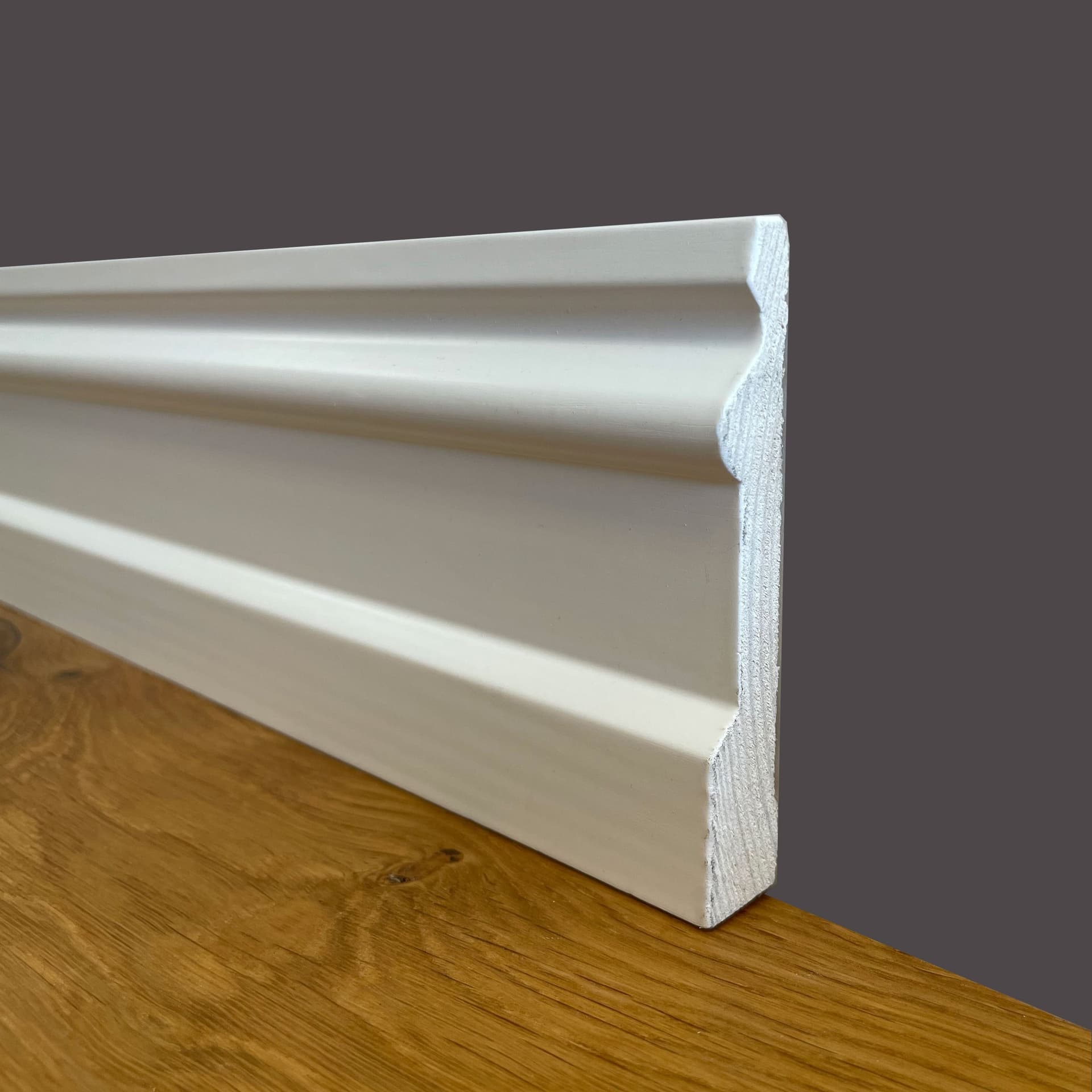 Battiscopa PREMIUM in legno MASSELLO mod. INGLESE 95x15 laccato bianco liscio (prezzo al metro) - Eternal Parquet