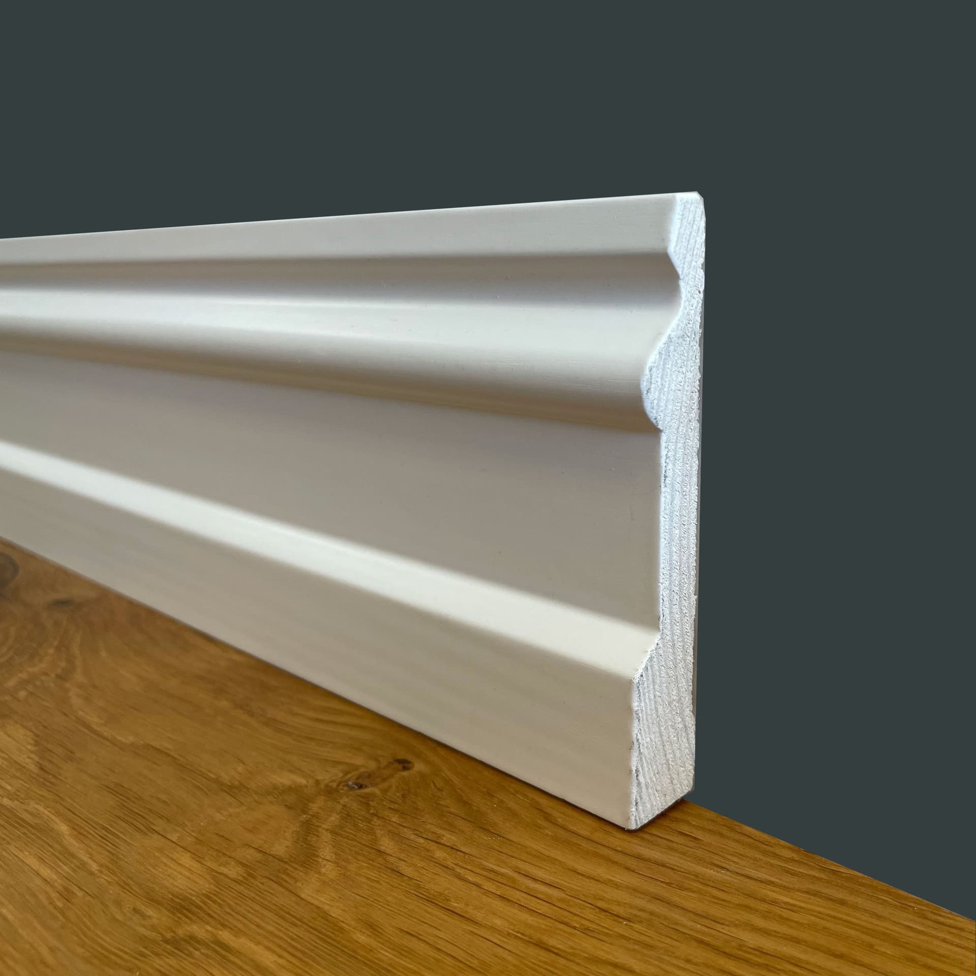 100ml di Battiscopa PREMIUM in legno MASSELLO mod. INGLESE 95x15 laccato bianco - Eternal Parquet