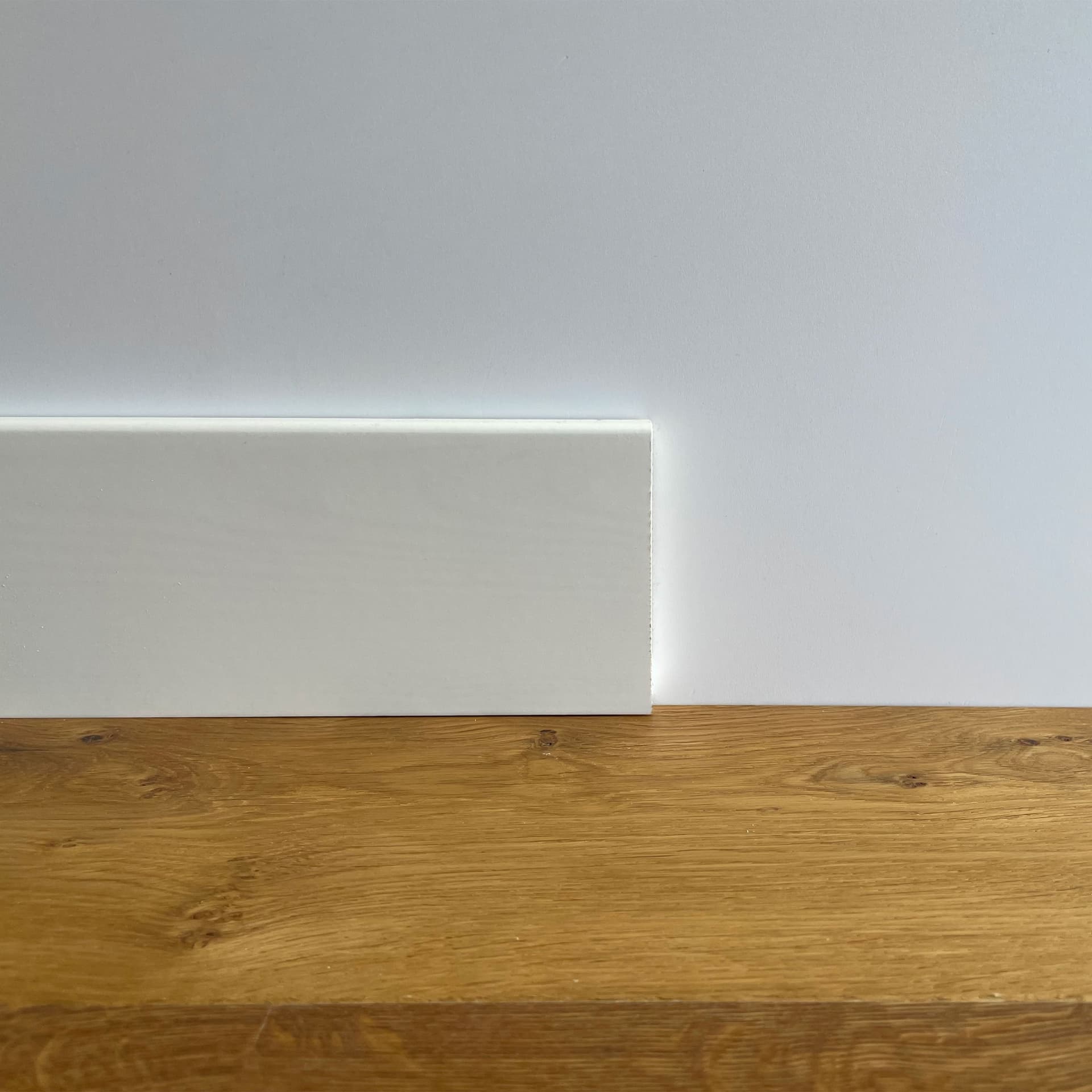 100ml di Battiscopa PREMIUM in legno MASSELLO squadrato 95x12 laccato bianco - Eternal Parquet