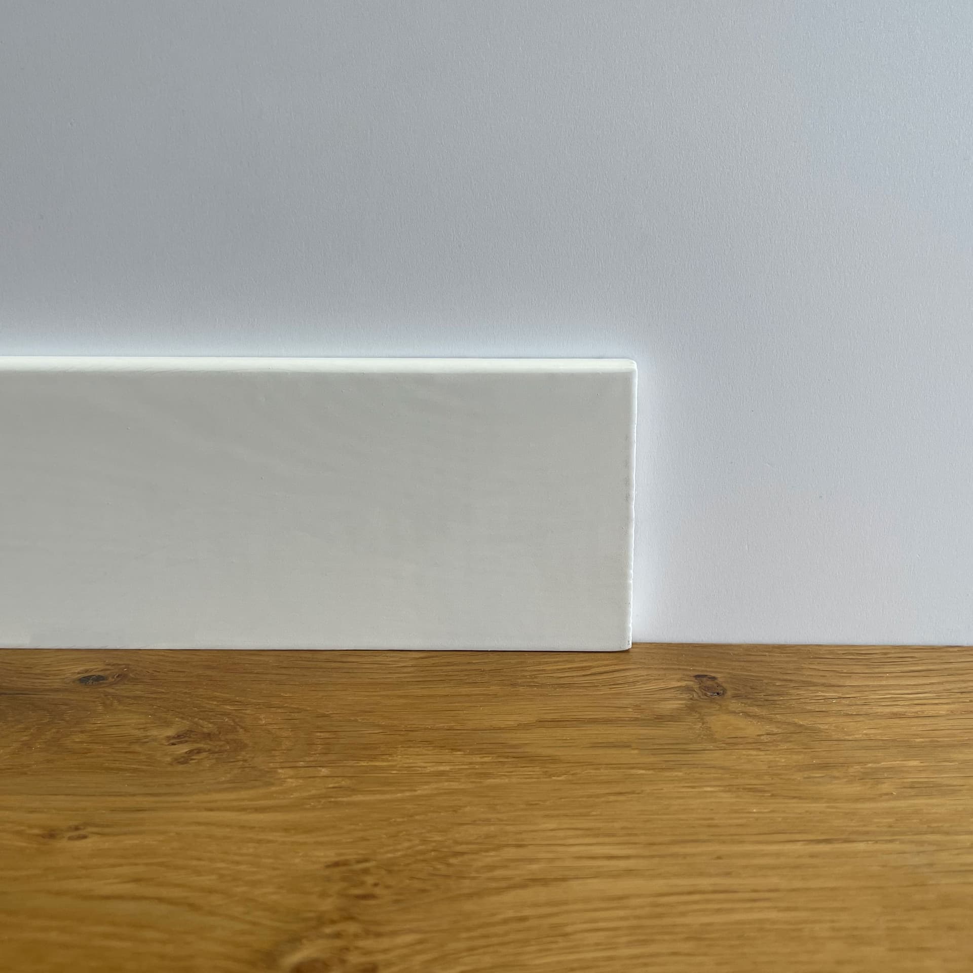 Battiscopa PREMIUM in legno MASSELLO squadrato 70x10 laccato bianco liscio (prezzo al metro) Eternal Parquet