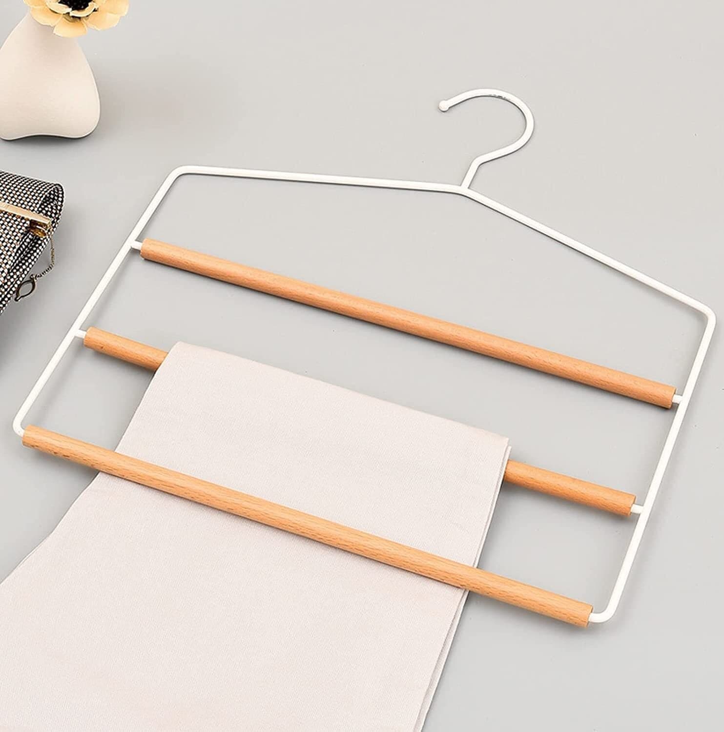 Grucce Porta Pantaloni 2 Scomparti In Metallo Bianco E Legno 37 Cm Casa e cucina/Organizzazione interni/Organizzazione guardaroba/Grucce e appendini/Appendini per pantaloni Decor Space - Altamura, Commerciovirtuoso.it
