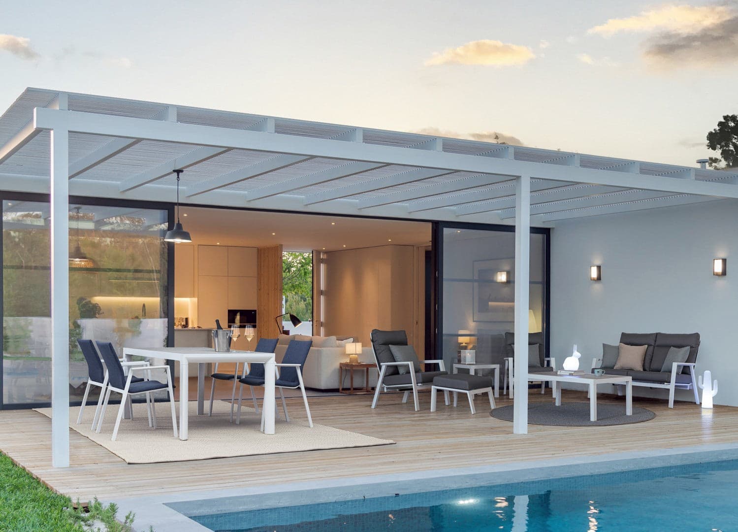 Divano reclinabile ''Kledi'' con struttura in alluminio bianco, per esterno e giardino in Divani Decor Space - Altamura, commercioVirtuoso.it
