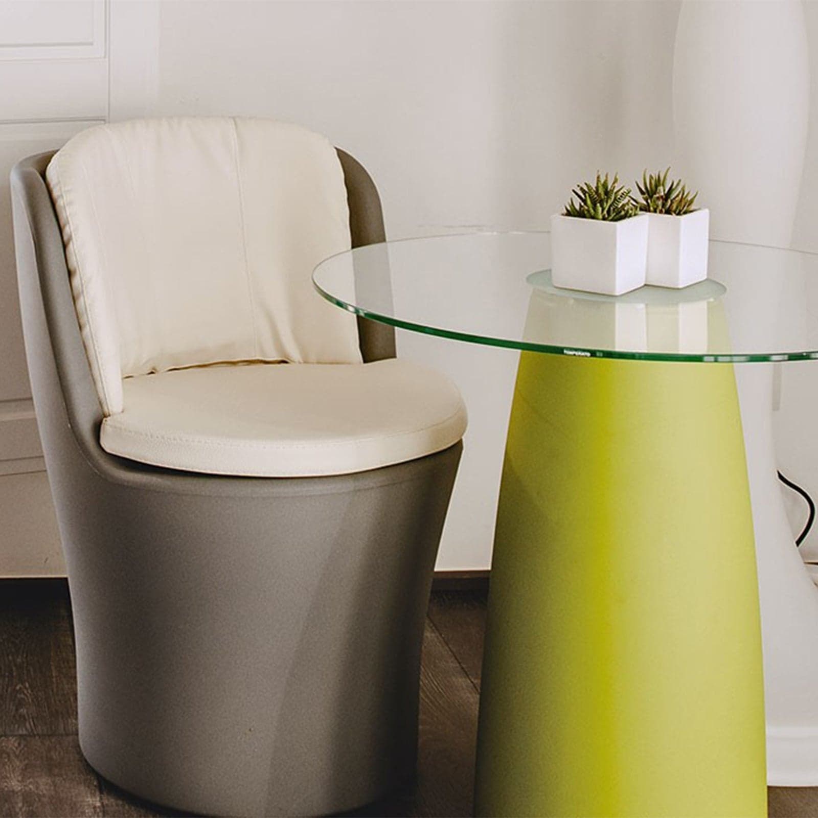 Poltroncina Comfy Moon pouf in resina con schienale alto "Made in Italy" in Poltrone Decor Space - Altamura, commercioVirtuoso.it
