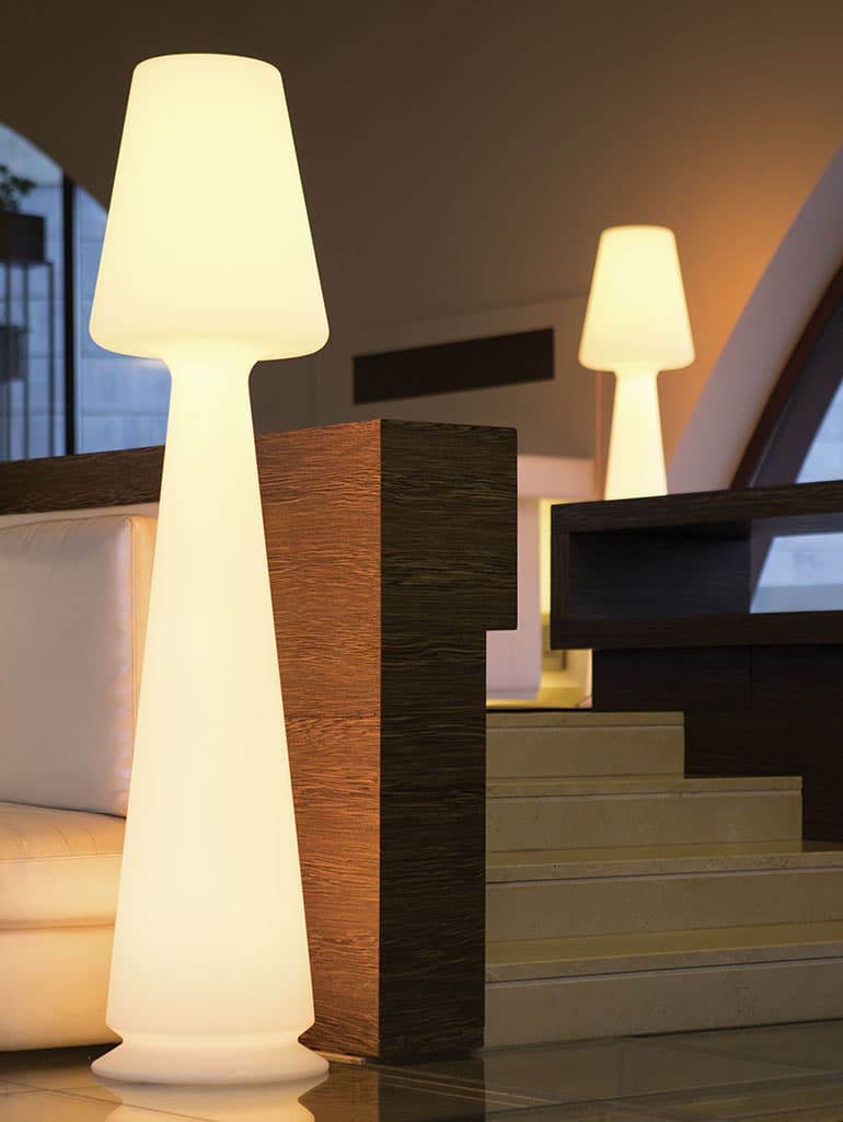 Lampada Chloe luminosa per interno ed esterno "Made in Italy" da h 165 cm in Lampade da terra Decor Space - Altamura, commercioVirtuoso.it