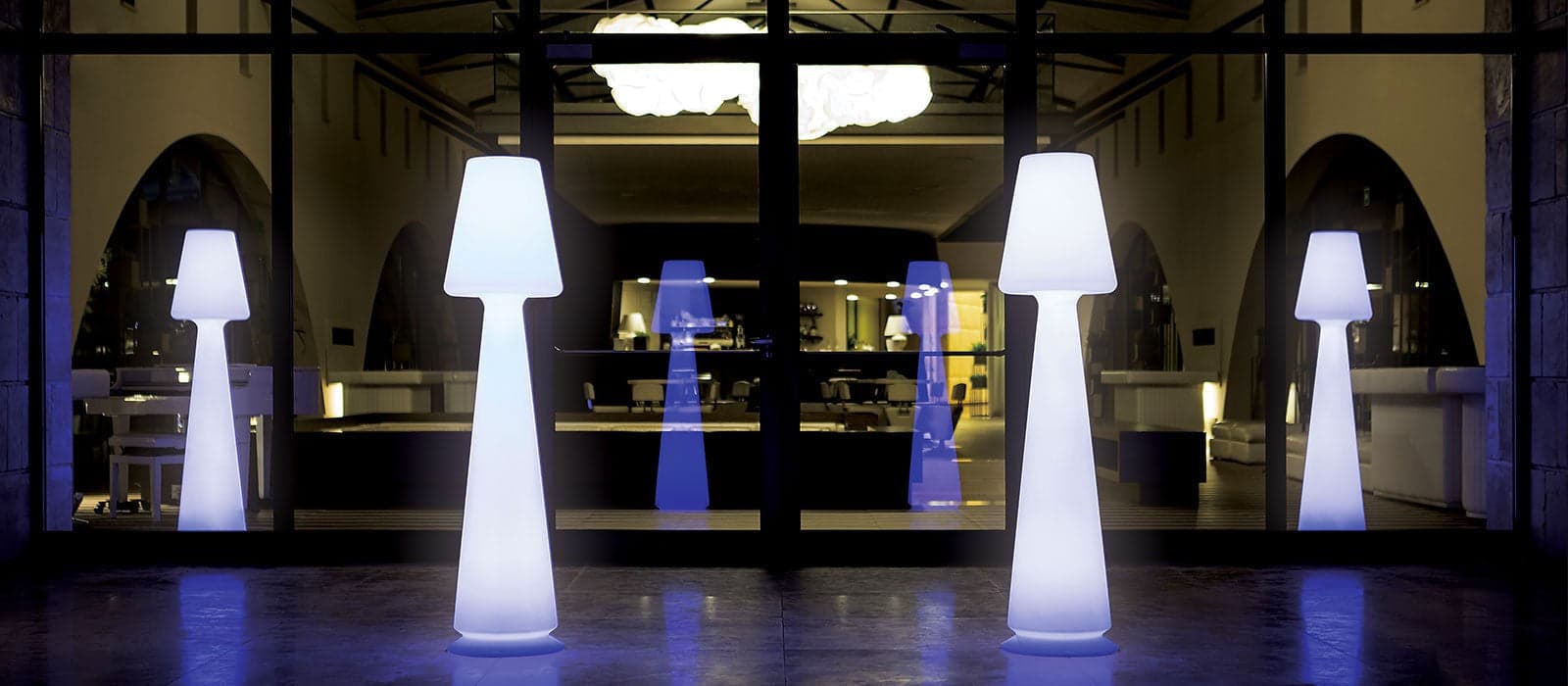 Lampada Chloe luminosa per interno ed esterno "Made in Italy" da h 165 cm in Lampade da terra Decor Space - Altamura, commercioVirtuoso.it