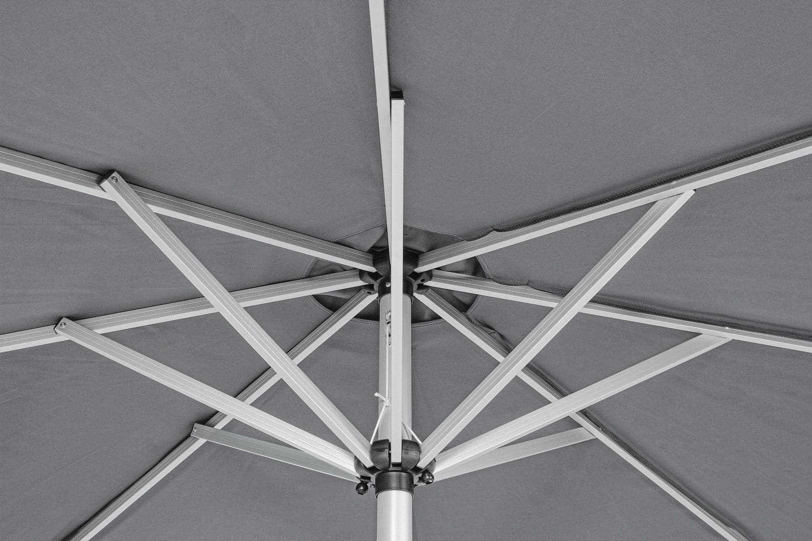 Ombrellone "Vienna" con struttura in alluminio con telo scuro e camino antivento in Ombrelloni Decor Space - Altamura, commercioVirtuoso.it