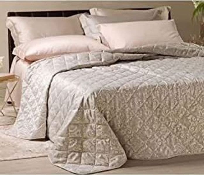 Caleffi Copriletto Matrimoniale Trapuntato Leggero in Raso Jacquard Art. Astoria - Beige, 2 Piazze – tessuto