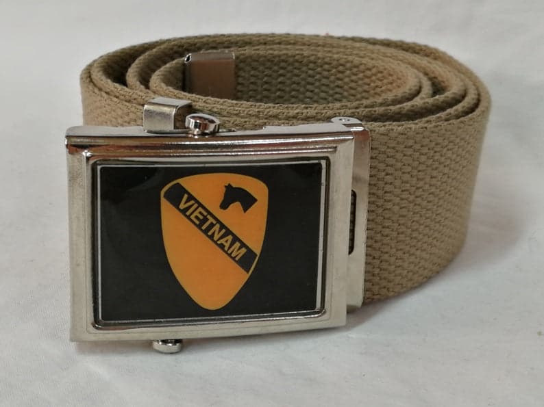Cintura First 1st Cavalry Division Vietnam Vari Colori Cinta in Canapa Con Fibbia Metallica Completa Di Stemma Moda/Uomo/Abbigliamento/Abbigliamento sportivo/Cinture Il Distintivo - Pesaro, Commerciovirtuoso.it