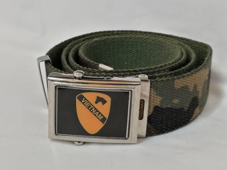 Cintura First 1st Cavalry Division Vietnam Vari Colori Cinta in Canapa Con Fibbia Metallica Completa Di Stemma Moda/Uomo/Abbigliamento/Abbigliamento sportivo/Cinture Il Distintivo - Pesaro, Commerciovirtuoso.it