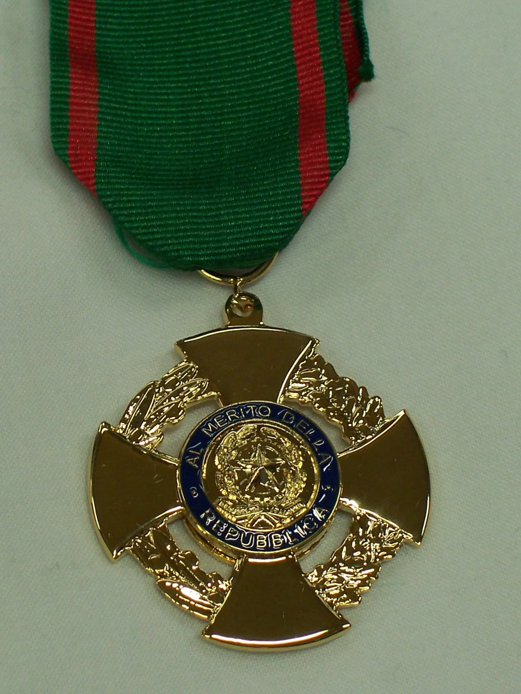 Medaglia / spilla da giacca / nastrino da petto per Ufficiale Ordine della Repubblica - 11