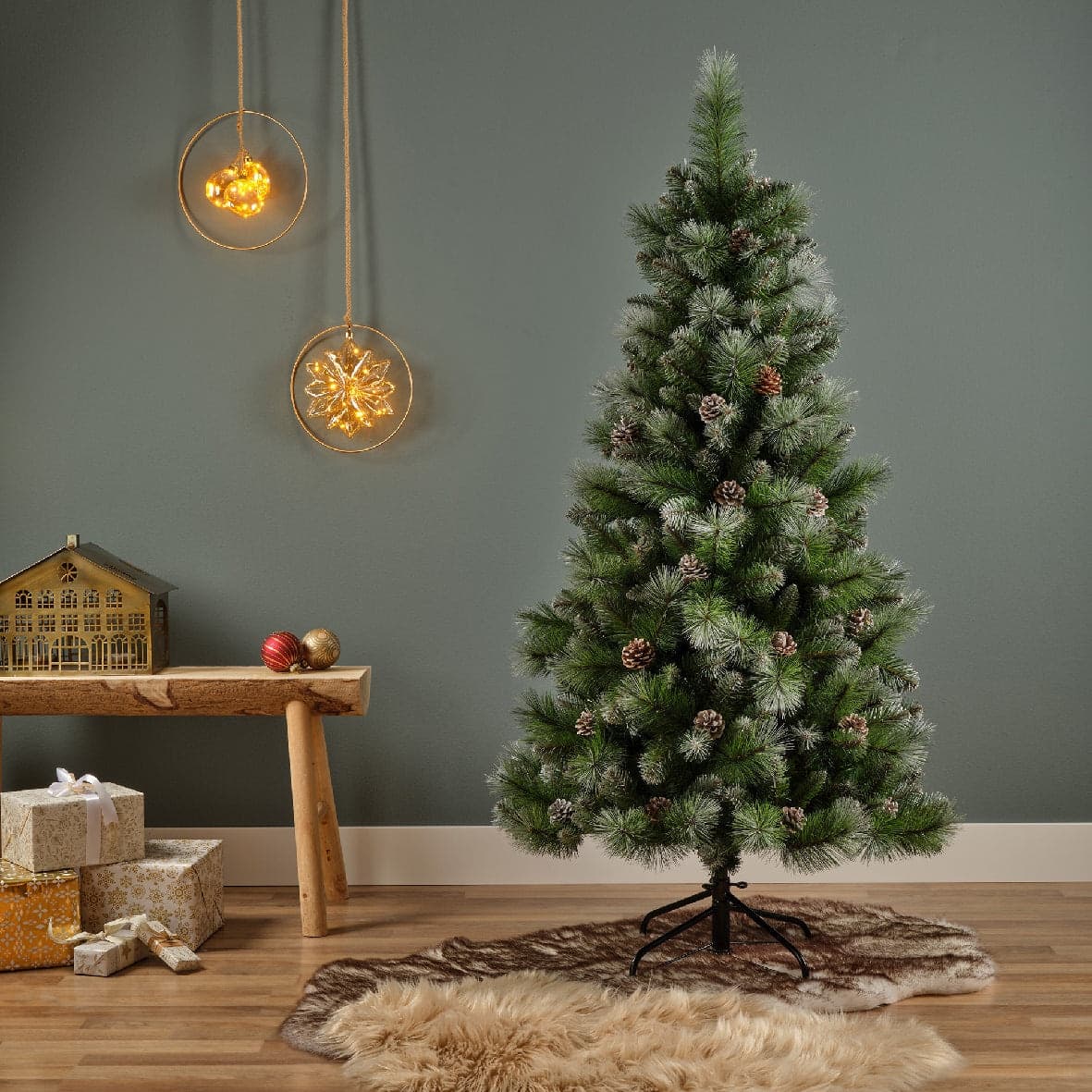 Albero di natale con pigne Frosty "Norwich innevato" in PP Effetto Aghi di Pino di Altissima qualità in Alberi di natale artificiali MagiediNatale.it - Altamura, commercioVirtuoso.it