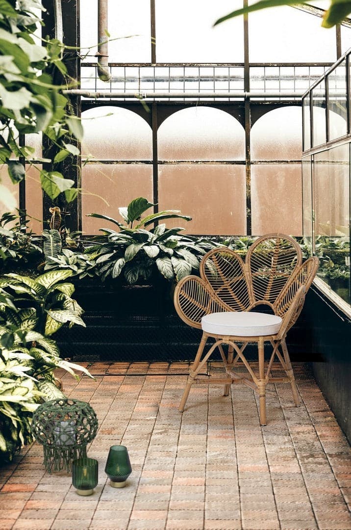 Sedia "Flores" con rattan, per arredo interno con braccioli, 77 x 62 x h 93 cm in Sedie Decor Space - Altamura, commercioVirtuoso.it