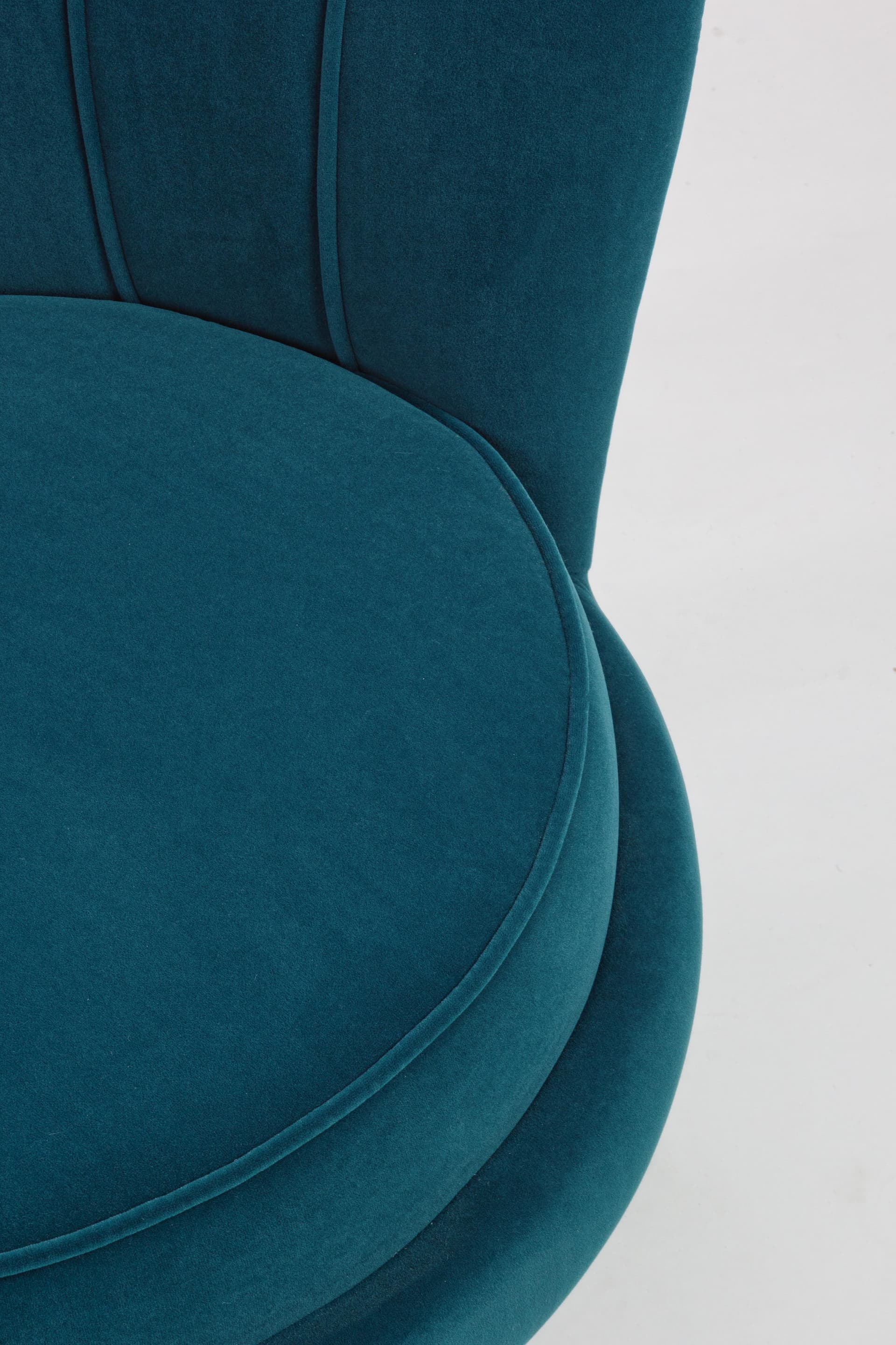 Poltrona a conchiglia "Gigliola" in velluto anticato h 77 cm arredamento salotto moderno in Poltrone Decor Space - Altamura, commercioVirtuoso.it