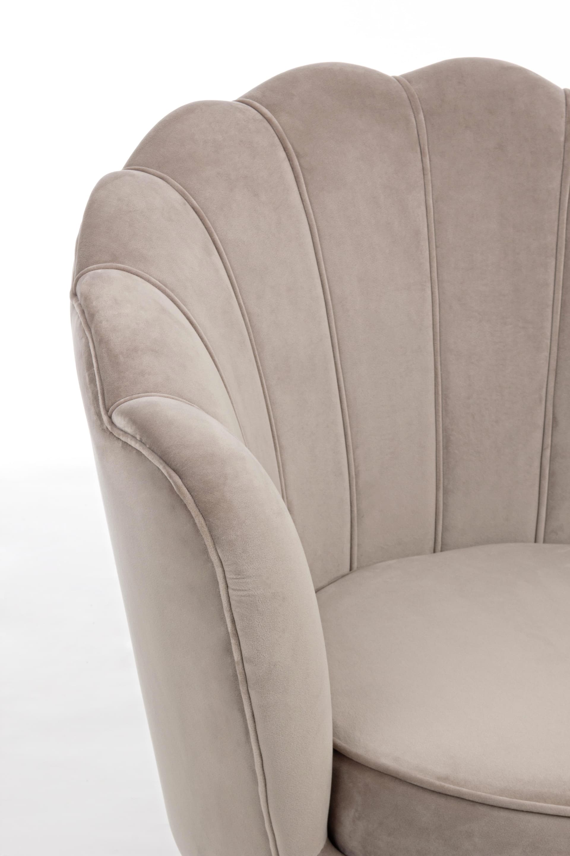 Poltrona a conchiglia "Gigliola" in velluto anticato h 77 cm arredamento salotto moderno in Poltrone Decor Space - Altamura, commercioVirtuoso.it
