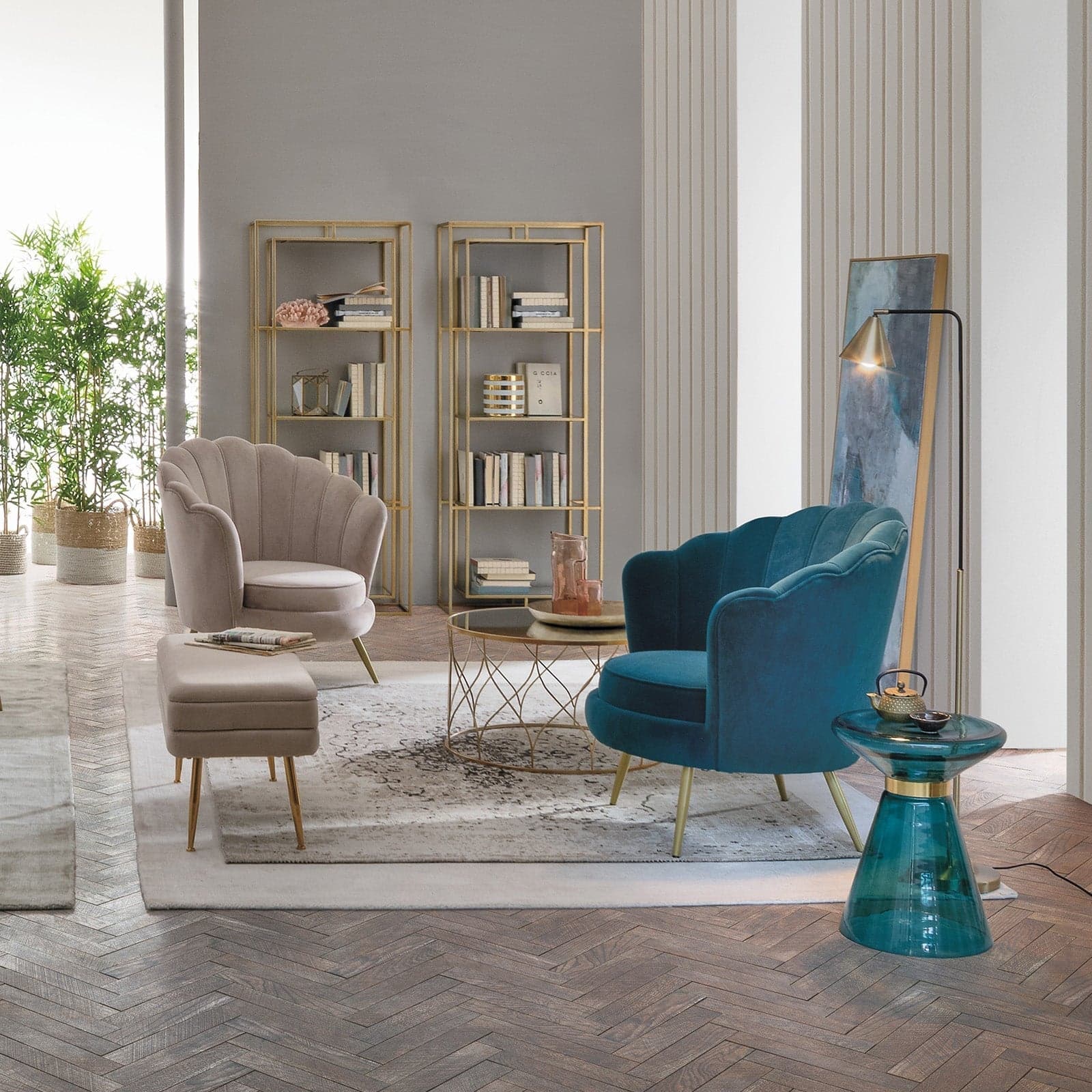 Poltrona a conchiglia "Gigliola" in velluto anticato h 77 cm arredamento salotto moderno in Poltrone Decor Space - Altamura, commercioVirtuoso.it