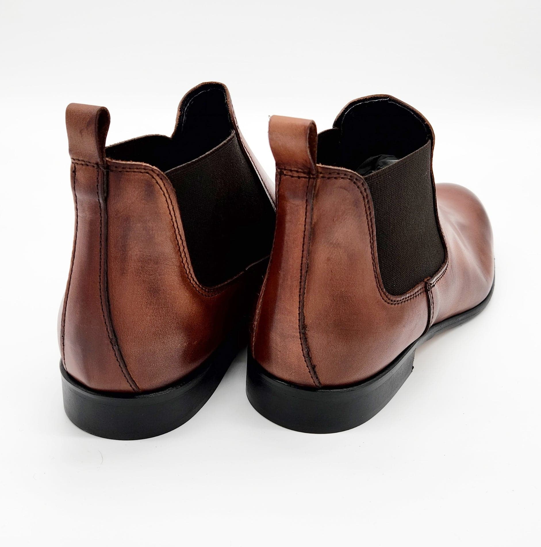 Auro Boots in Stivali Affari di Famiglia - Sant’Angelo a Cupolo, commercioVirtuoso.it