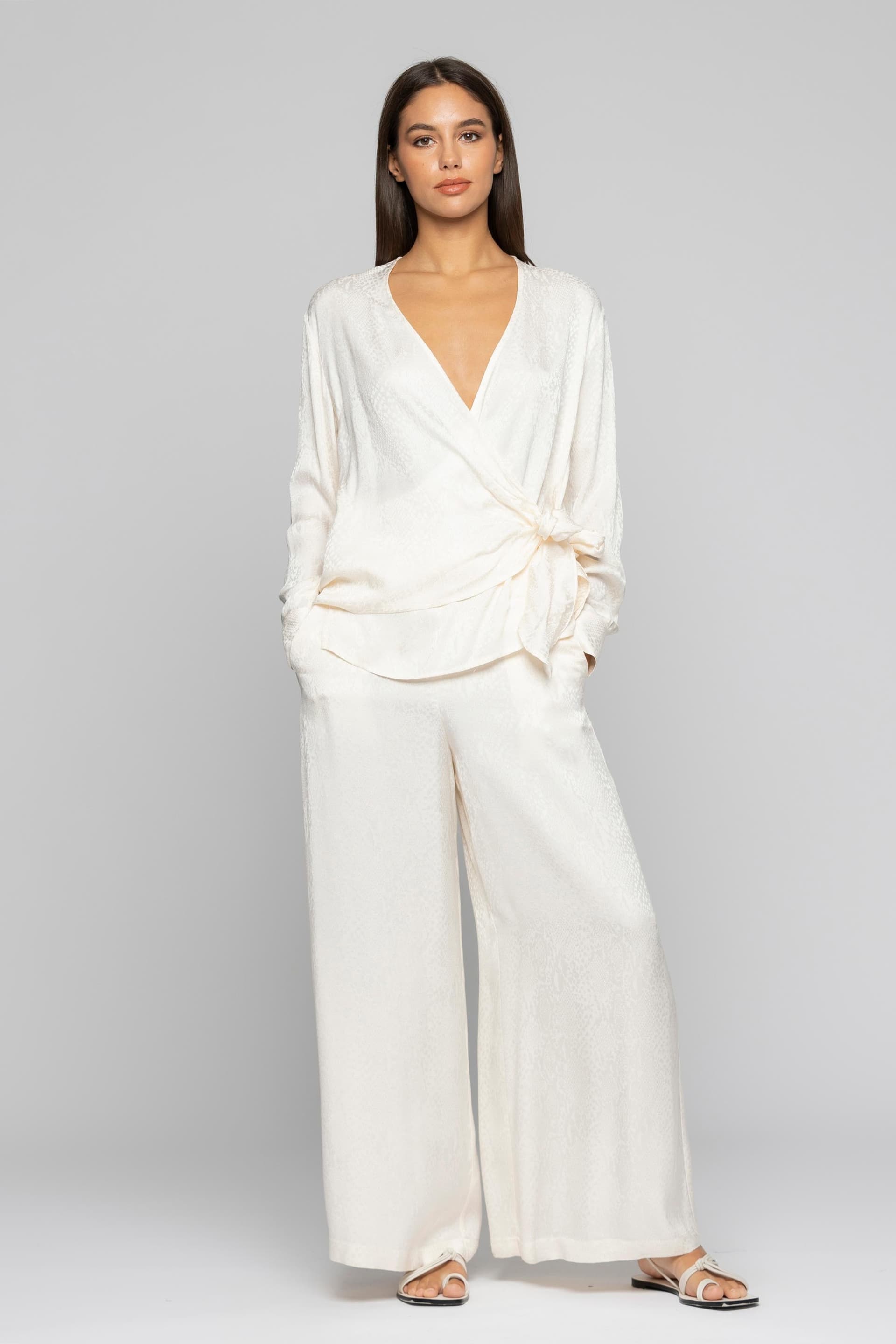 Blusa-a-portafogli-con-chiusura-a-nodo-blanche