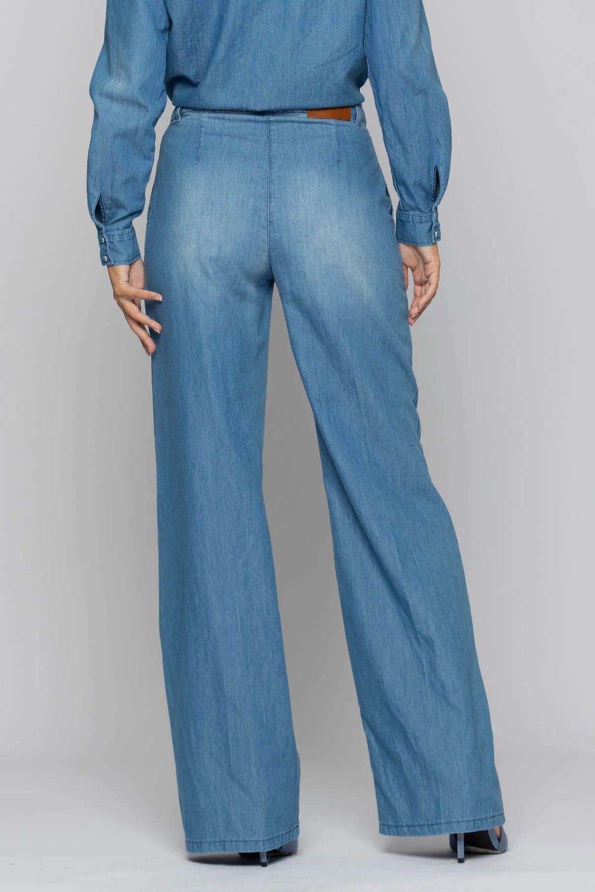 Jeans-dritti-a-vita-alta-con-effetto-used-abele