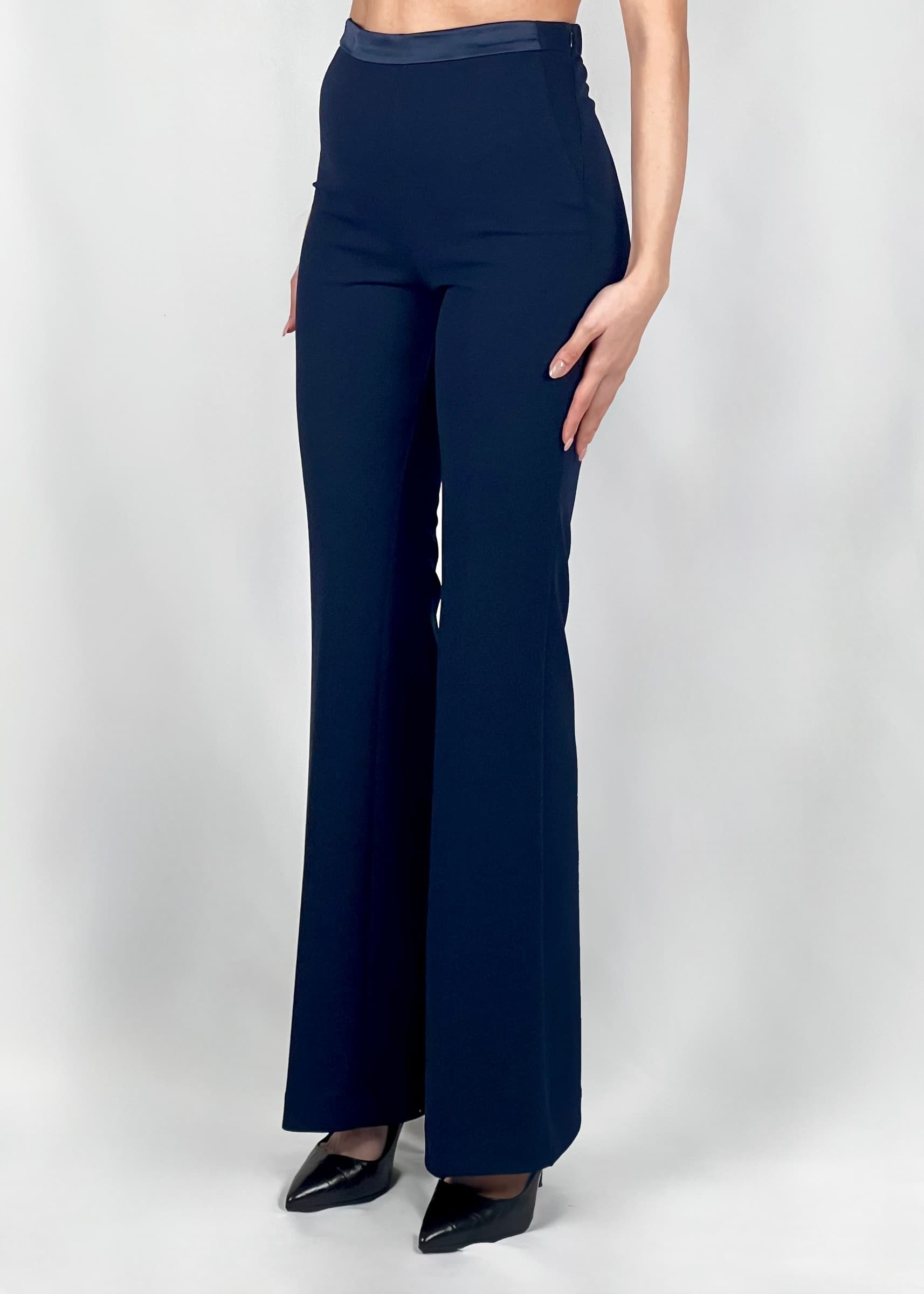 Pantaloni-blu-a-zampa-con-raso-in-vita