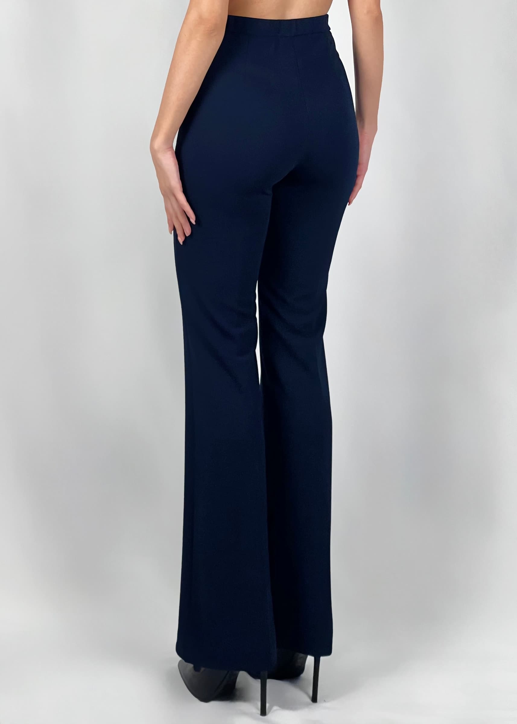 Pantaloni-blu-a-zampa-con-raso-in-vita