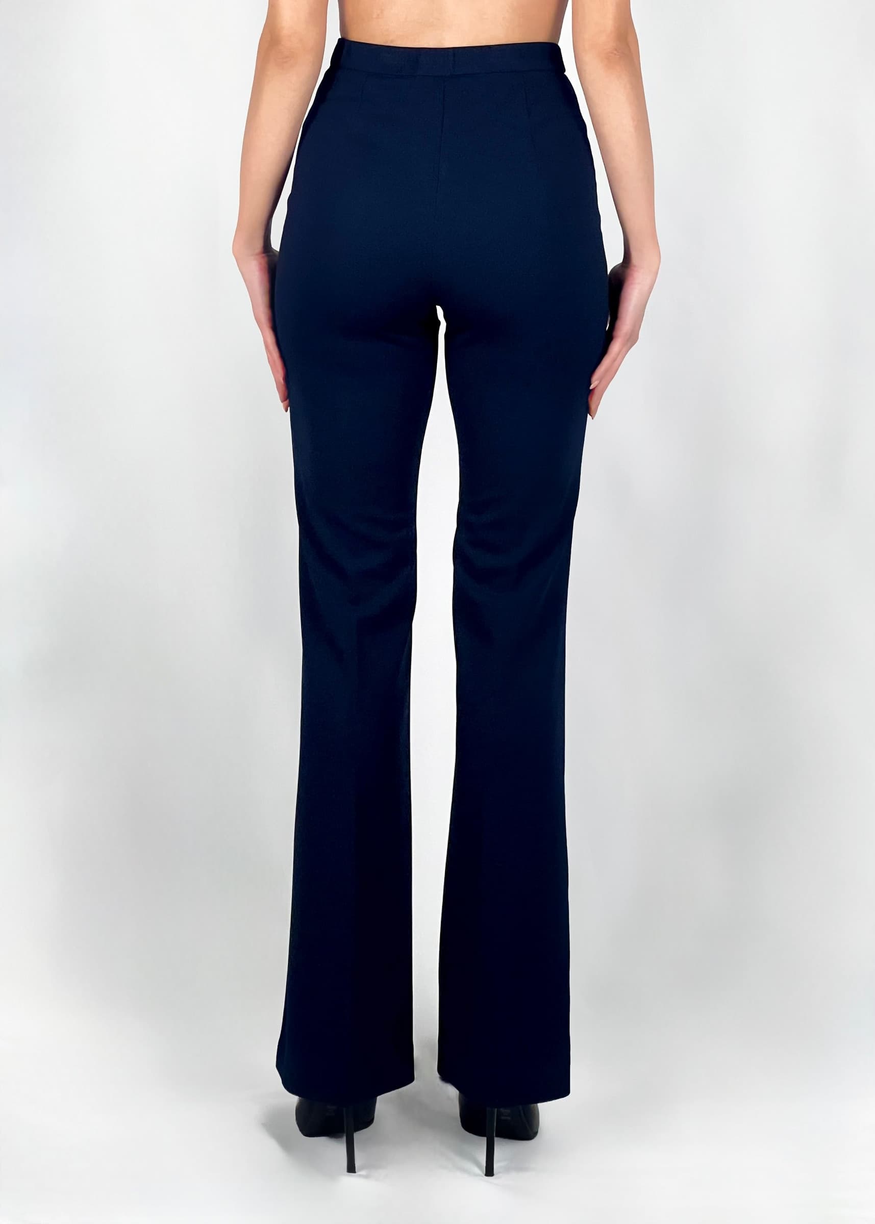 Pantaloni-blu-a-zampa-con-raso-in-vita