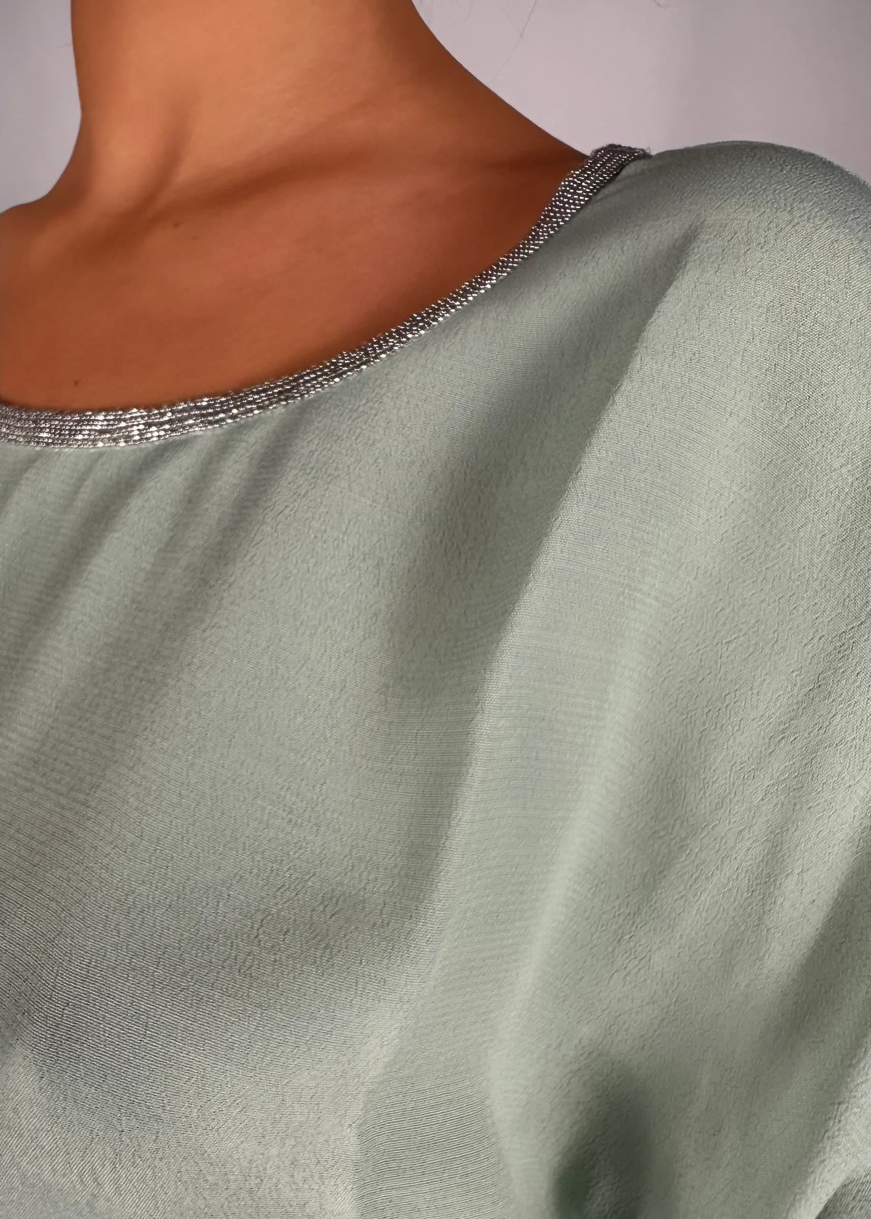 Blusa a maniche corte con rifiniture brillanti drultok verde polvere - 6