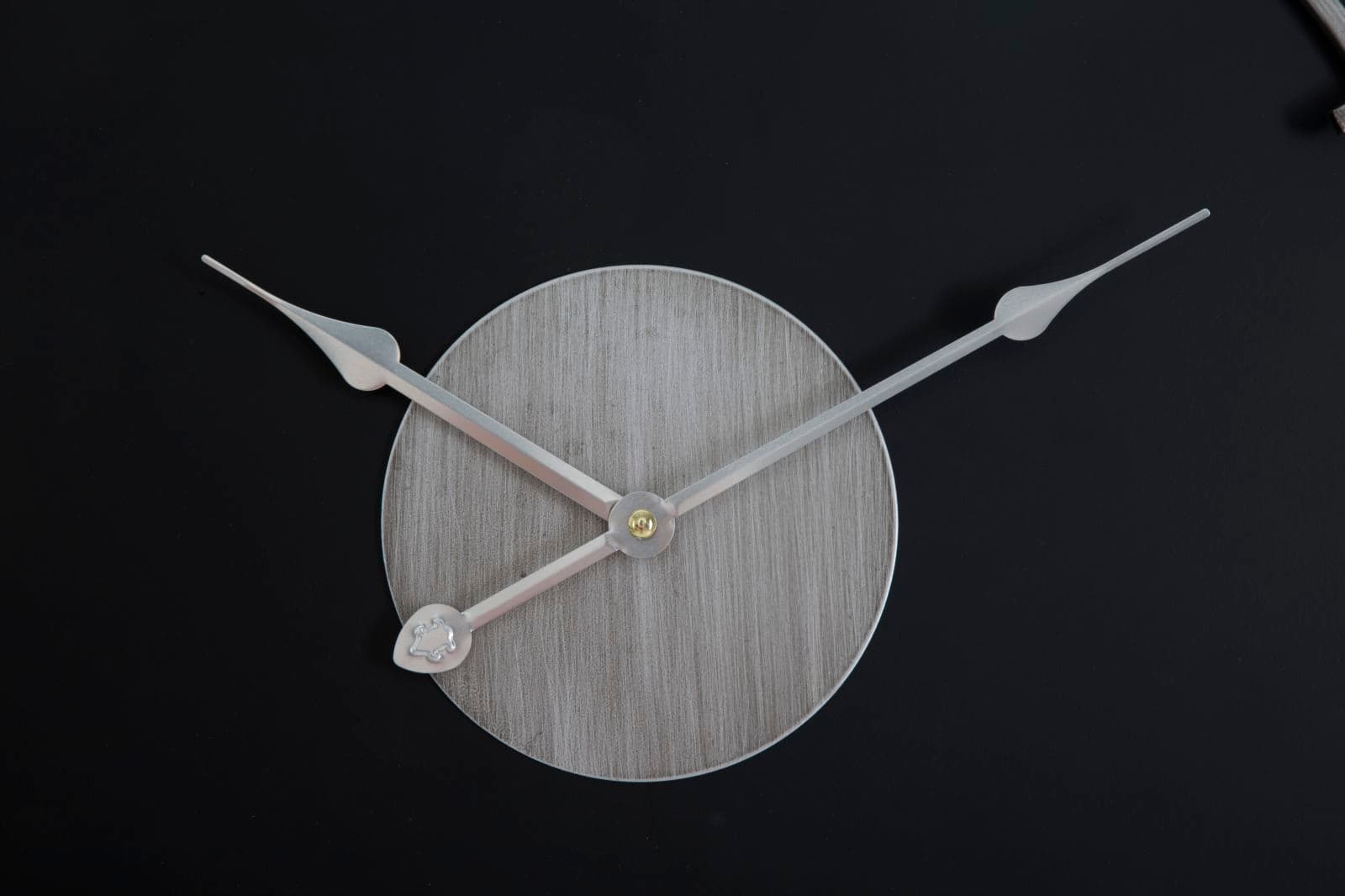 Orologio da parete in legno MDF e ferro color nero e argento per salotto e cucina in Orologi da parete Decor Space - Altamura, commercioVirtuoso.it