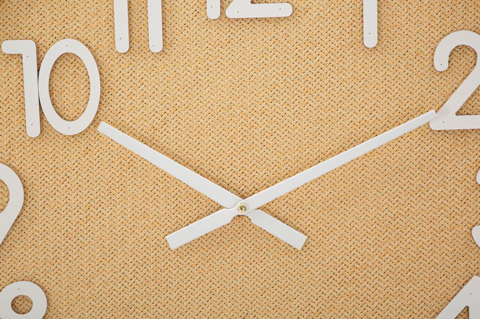 Orologio da parete Plus in rattan e legno MDF per salotto e cucina in Orologi da parete Decor Space - Altamura, commercioVirtuoso.it