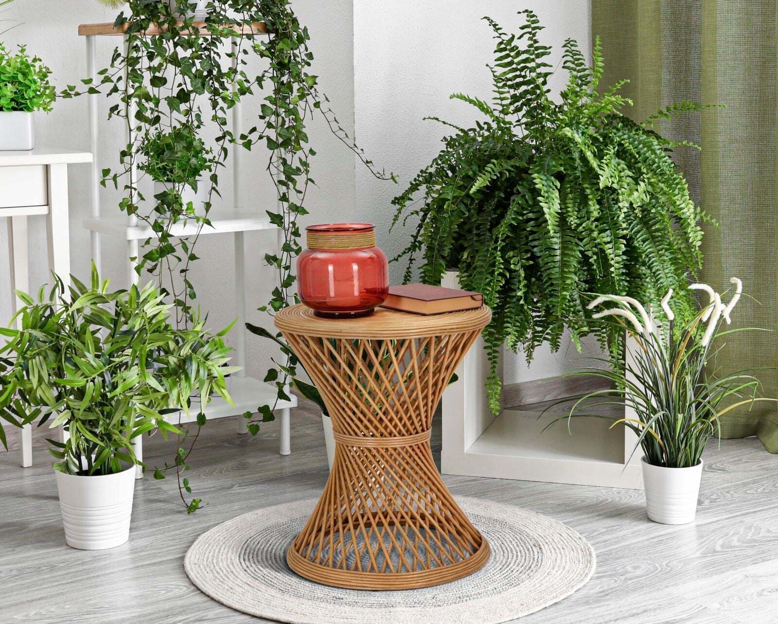 Tavolinetto-rotondo-struttura-in-rattan-per-interni