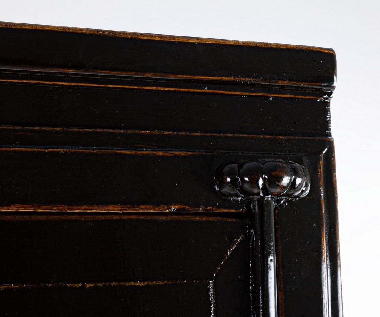 Armadio con ripiani Jinan nero, con struttura in legno di olmo, 108 x 48 x 174 cm in Bauli Decor Space - Altamura, commercioVirtuoso.it