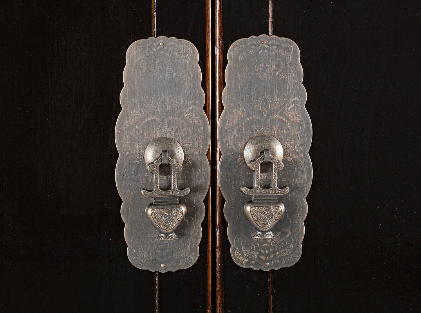 Armadio con ripiani Jinan nero, con struttura in legno di olmo, 108 x 48 x 174 cm in Bauli Decor Space - Altamura, commercioVirtuoso.it