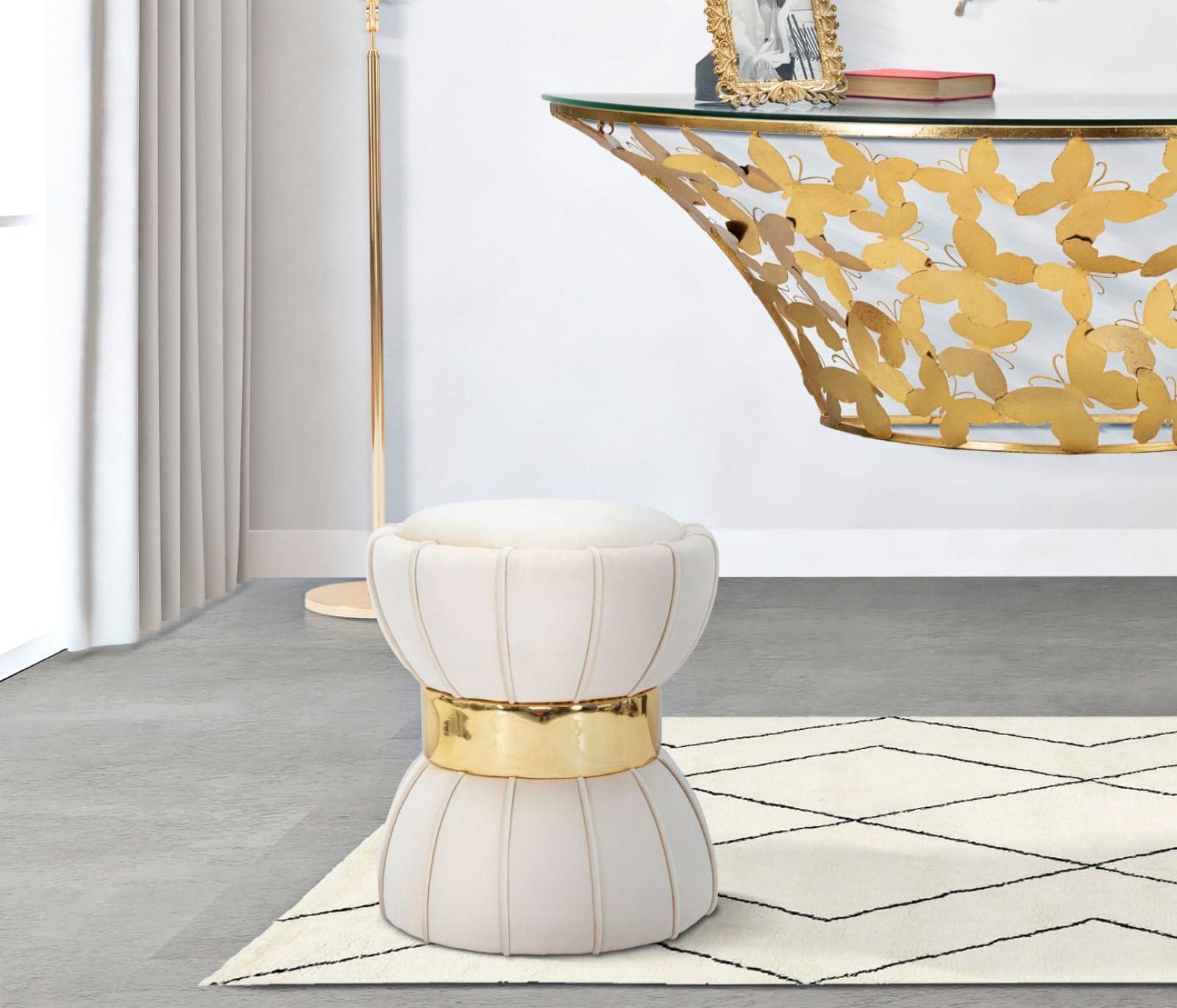 Sgabello "Flower" rotondo in velluto con fascia centrale color oro per interni in Sgabelli Decor Space - Altamura, commercioVirtuoso.it