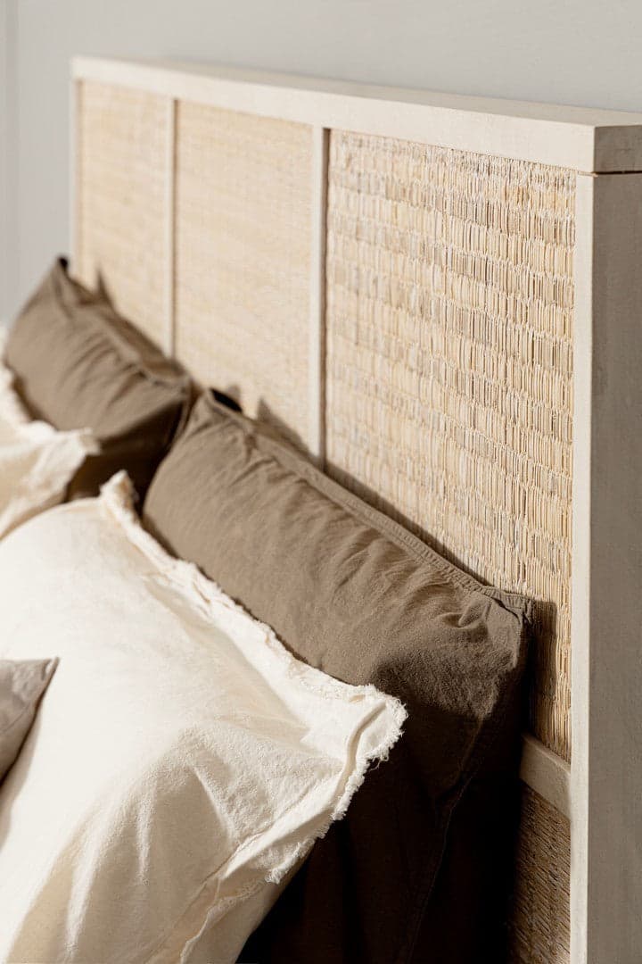 Letto a due posti "Sahana" con Struttura in legno di mango, stile moderno in Materassi Decor Space - Altamura, commercioVirtuoso.it