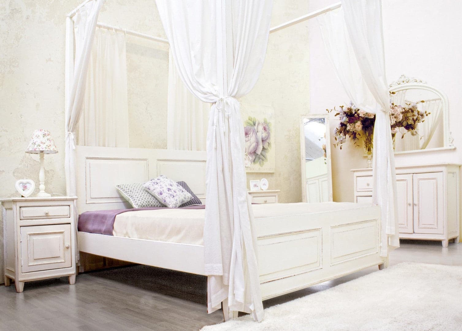 Letto a due posti "Colette" con tende, struttura in legno di mango, stile moderno in Materassi Decor Space - Altamura, commercioVirtuoso.it