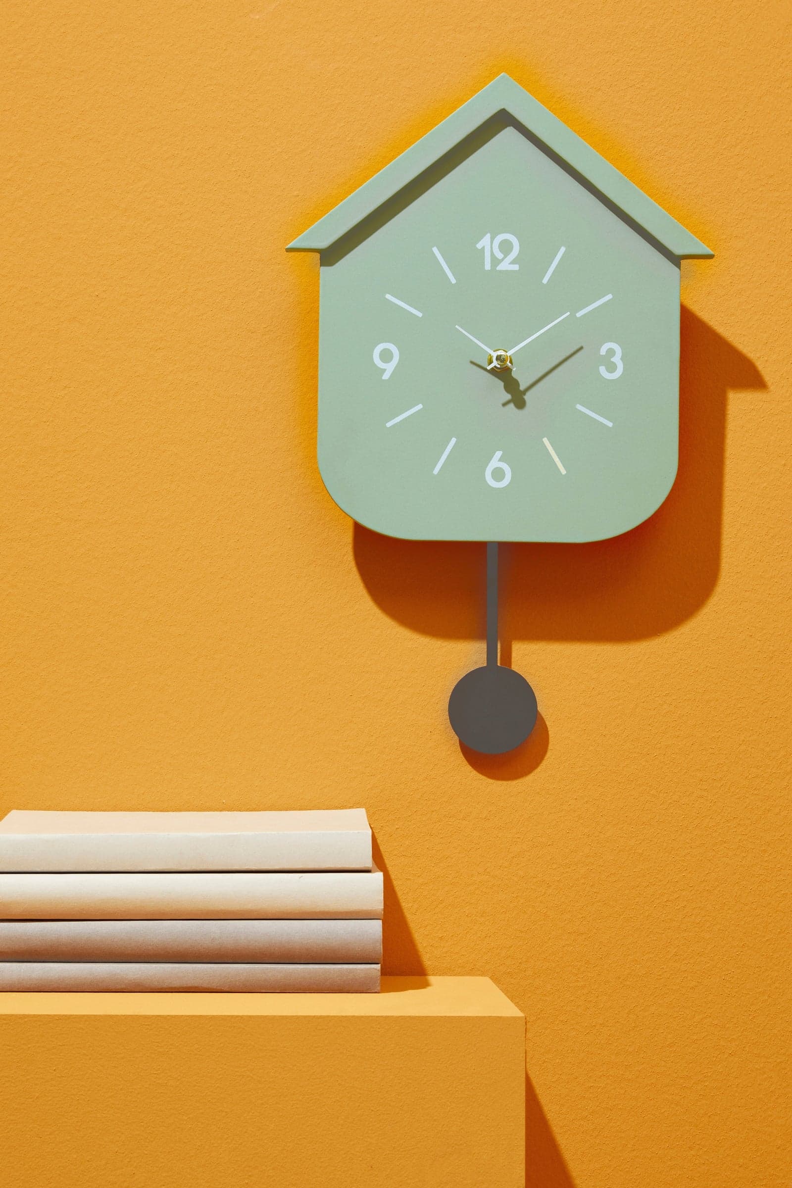 Orologio da parete "Home" con pendolo in acciaio a batteria 24x5,5x37,5 h cm in Orologi da parete Decor Space - Altamura, commercioVirtuoso.it