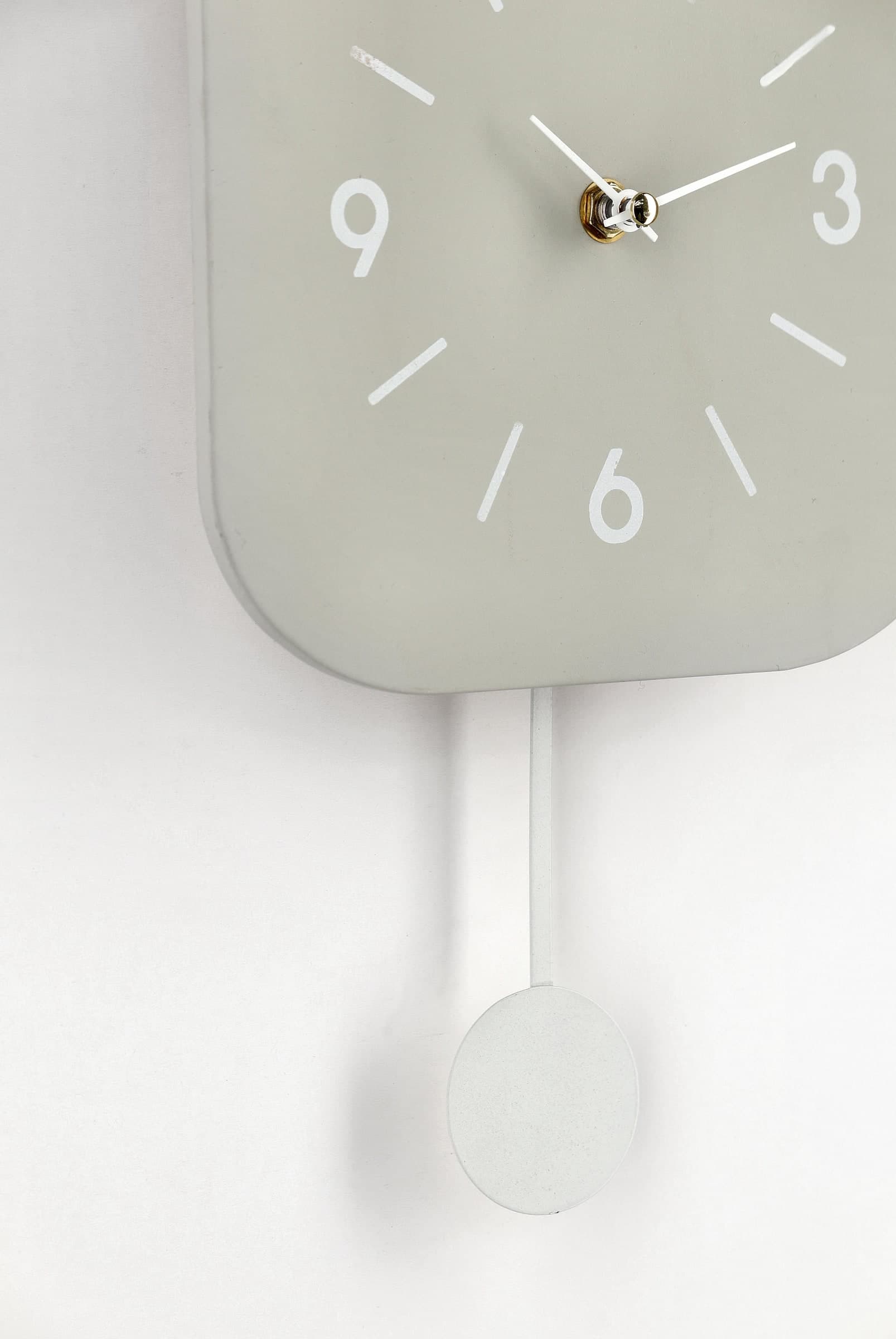 Orologio da parete "Home" con pendolo in acciaio a batteria 24x5,5x37,5 h cm in Orologi da parete Decor Space - Altamura, commercioVirtuoso.it