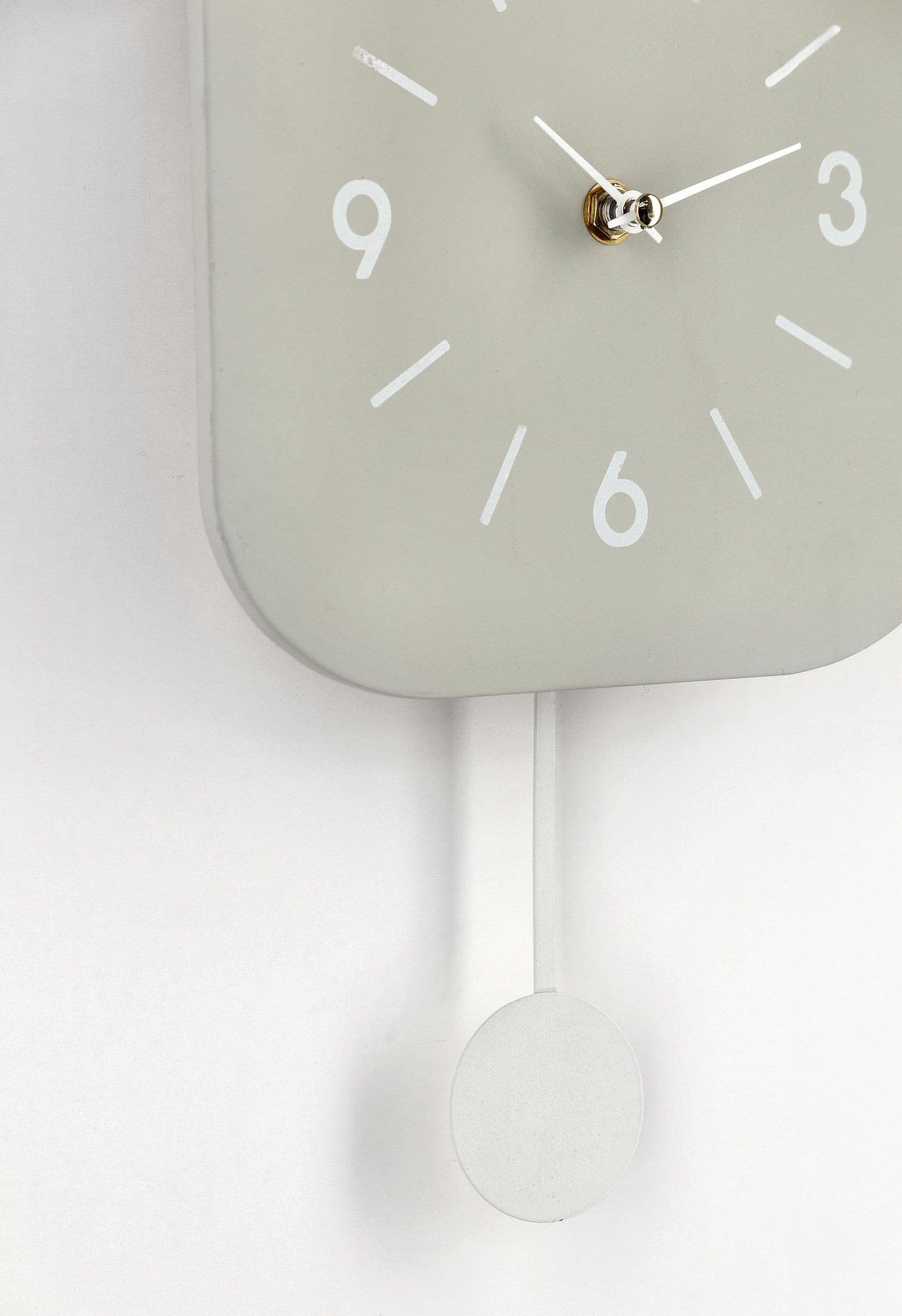 Orologio da parete "Home" con pendolo in acciaio a batteria 24x5,5x37,5 h cm in Orologi da parete Decor Space - Altamura, commercioVirtuoso.it