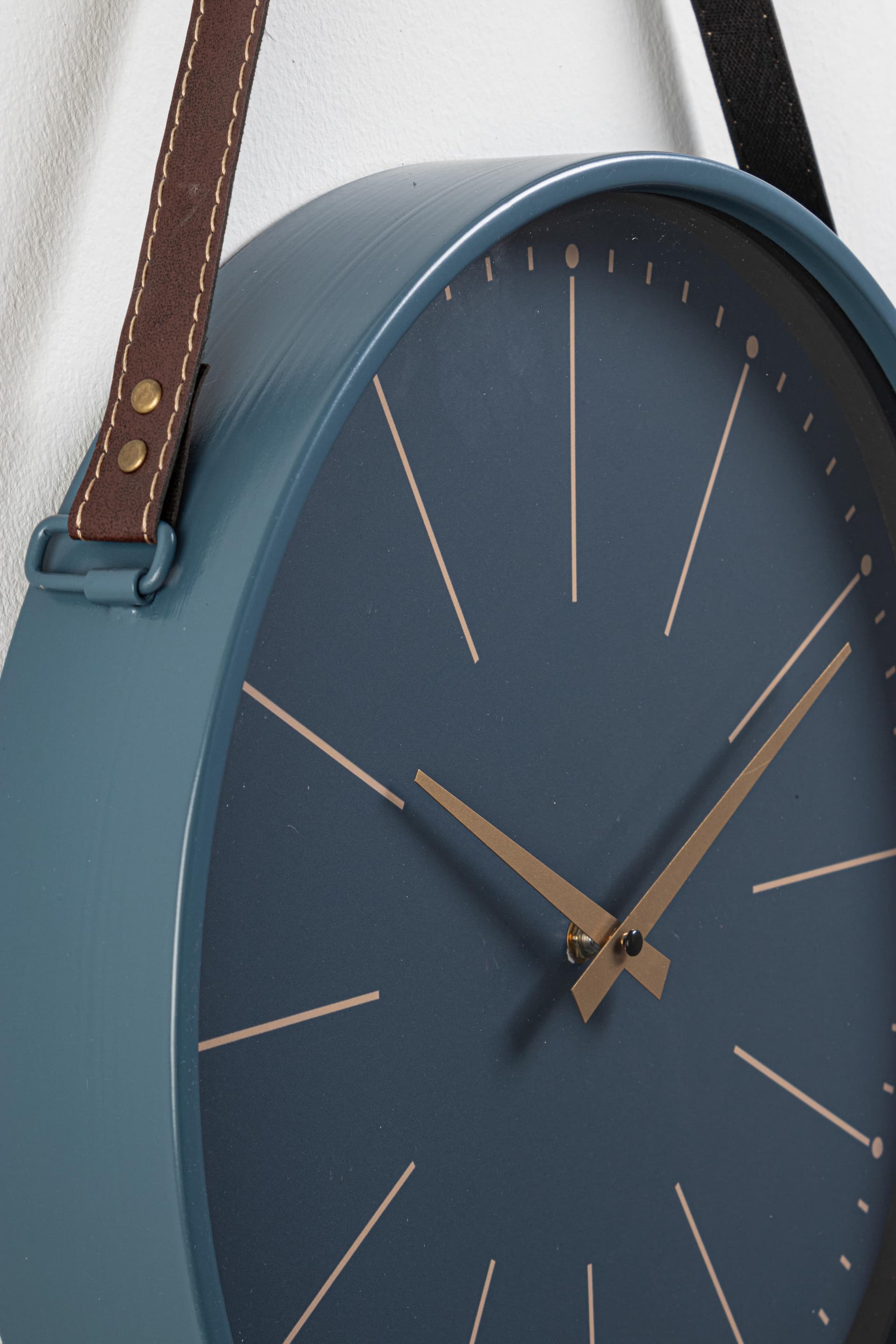 Orologio da parete "Timely"  in acciaio a batteria h 40x6x66 cm in Orologi da parete Decor Space - Altamura, commercioVirtuoso.it