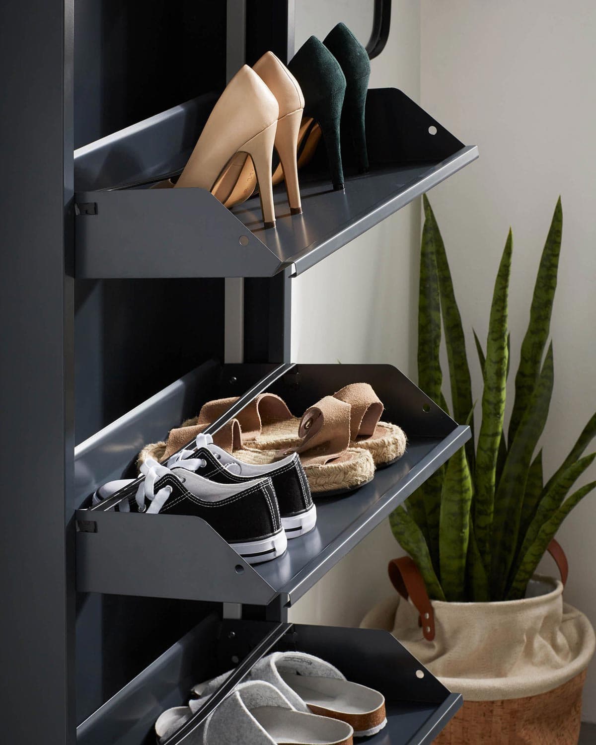 Scarpiera Slim in metallo Nero con ante basculanti porta scarpe salvaspazio da interno in Scaffali portascarpe da armadio Decor Space - Altamura, commercioVirtuoso.it