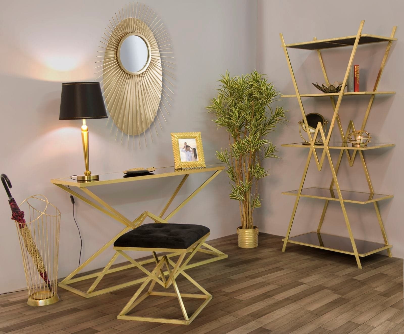 Console "Piramid" struttura in ferro color oro e vetro per interni in Credenze Decor Space - Altamura, commercioVirtuoso.it