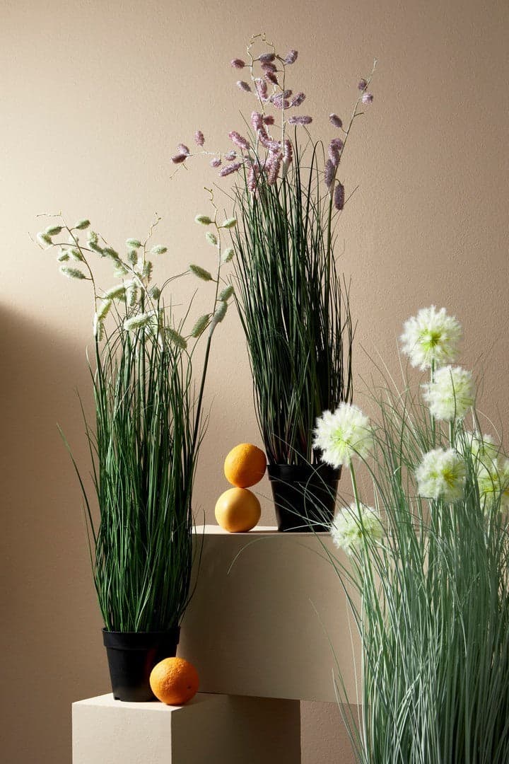 Pianta artificiale "Cebolla" con fiore e stelo, vaso in plastica nera in Piante artificiali Decor Space - Altamura, commercioVirtuoso.it