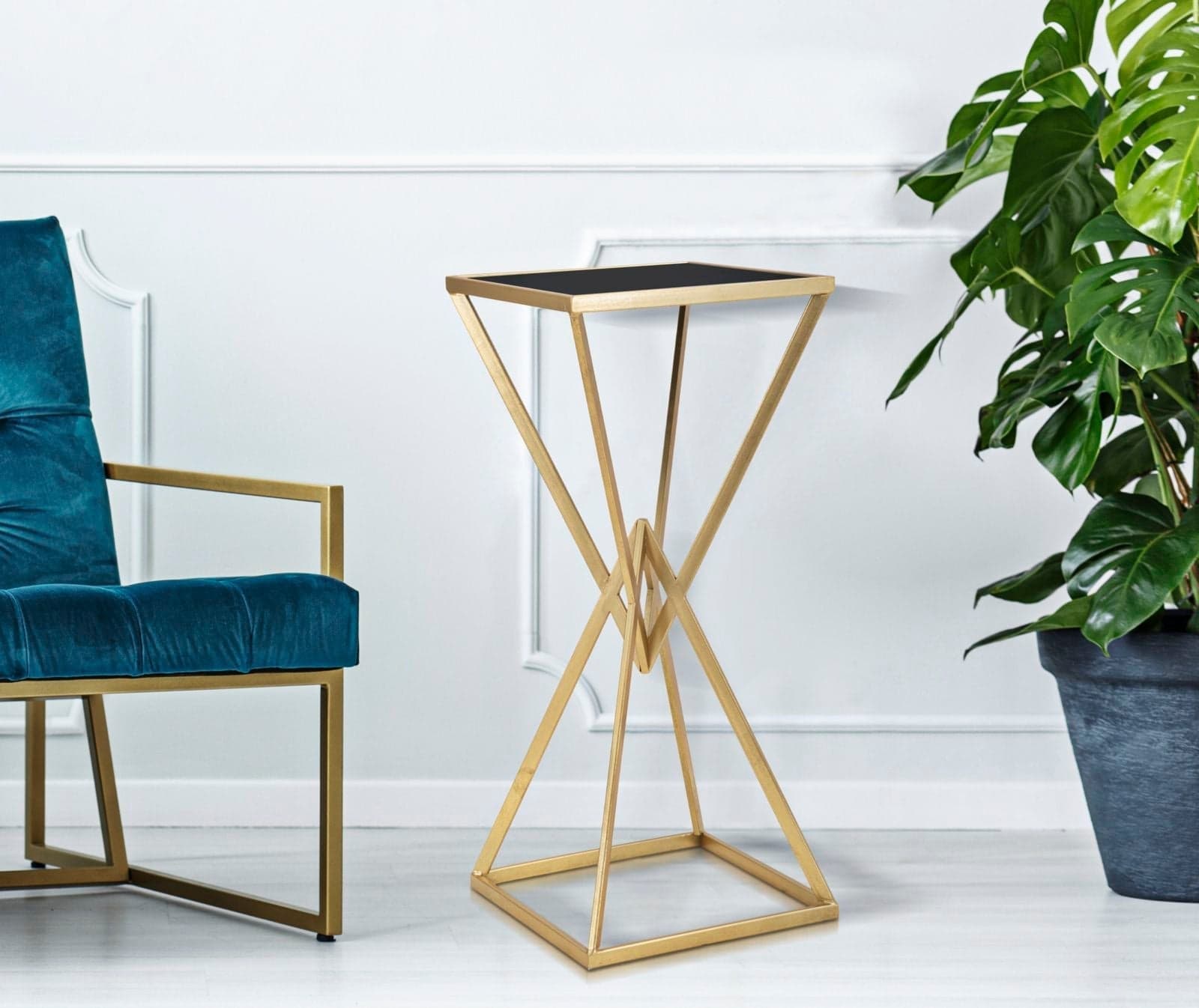 Tavolino porta telefono "Piramid" struttura in ferro color oro e vetro per interni in Console e tavoli da divano Decor Space - Altamura, commercioVirtuoso.it
