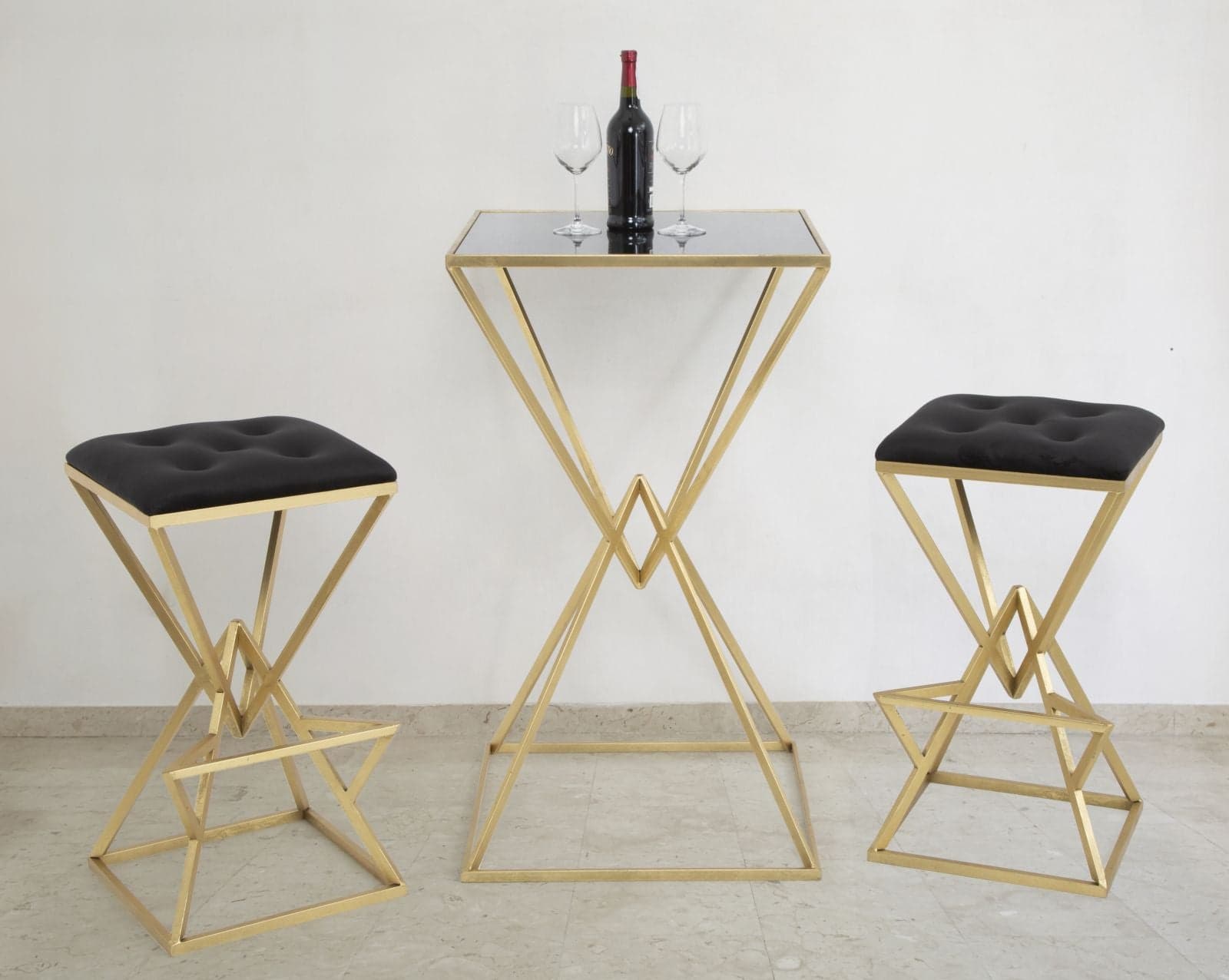 Tavolo da bar "Piramid" struttura in ferro color oro e vetro per interni in Console e tavoli da divano Decor Space - Altamura, commercioVirtuoso.it