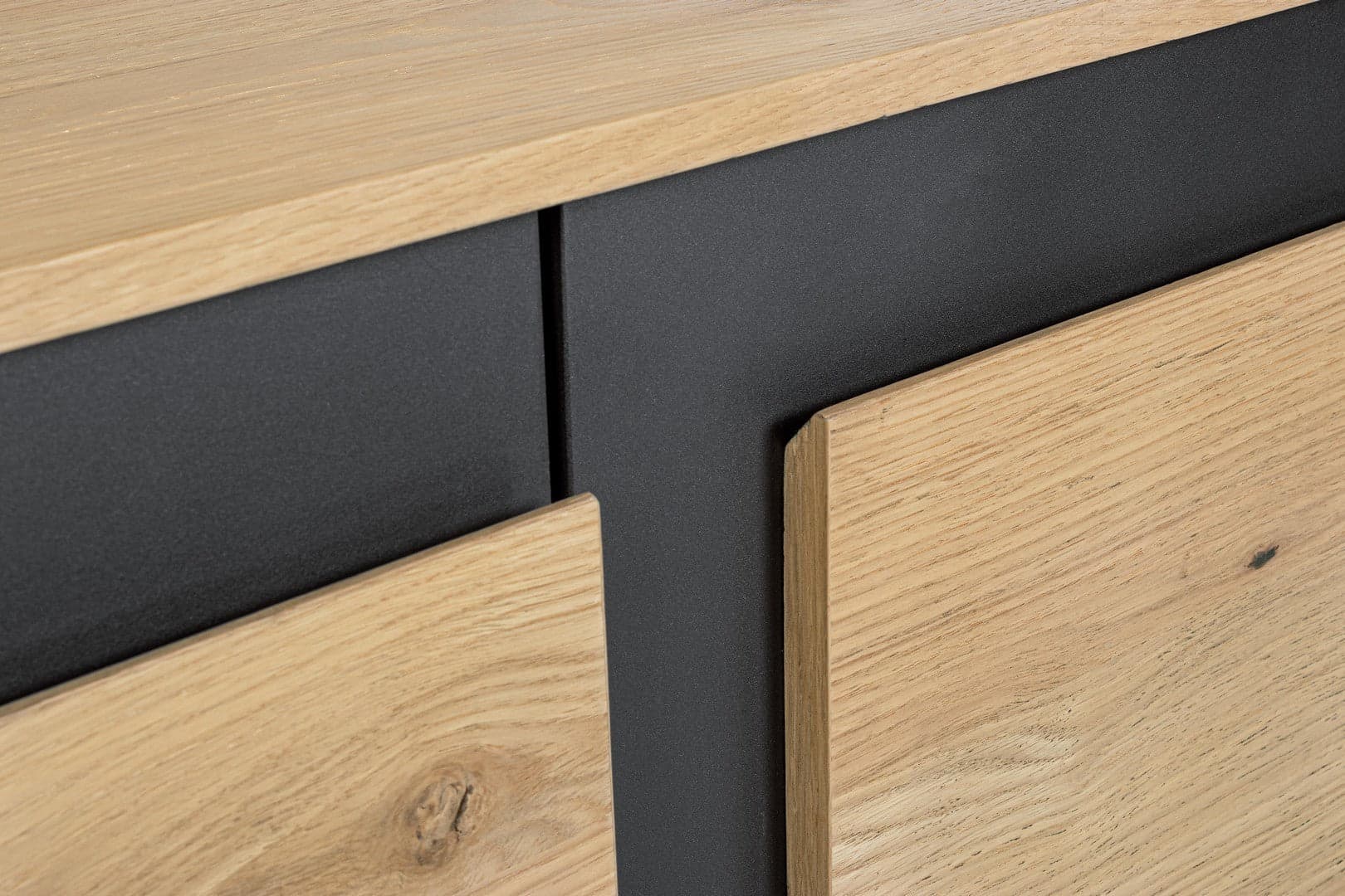 Credenza "Stanwood" con 3 ante e 3 cassetti, in mdf, finitura in rovere in Credenze Decor Space - Altamura, commercioVirtuoso.it