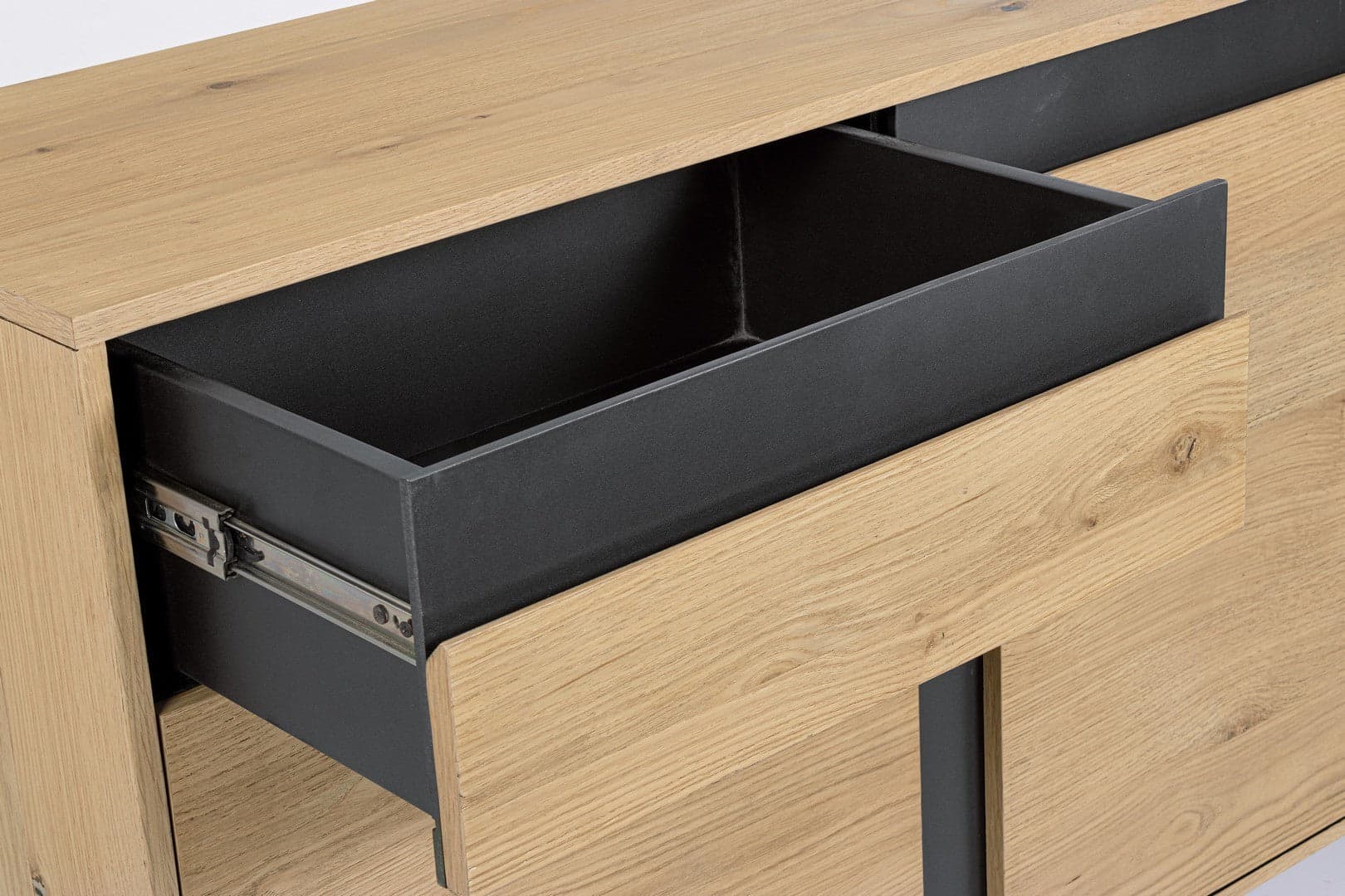 Credenza "Stanwood" con 3 ante e 3 cassetti, in mdf, finitura in rovere in Credenze Decor Space - Altamura, commercioVirtuoso.it