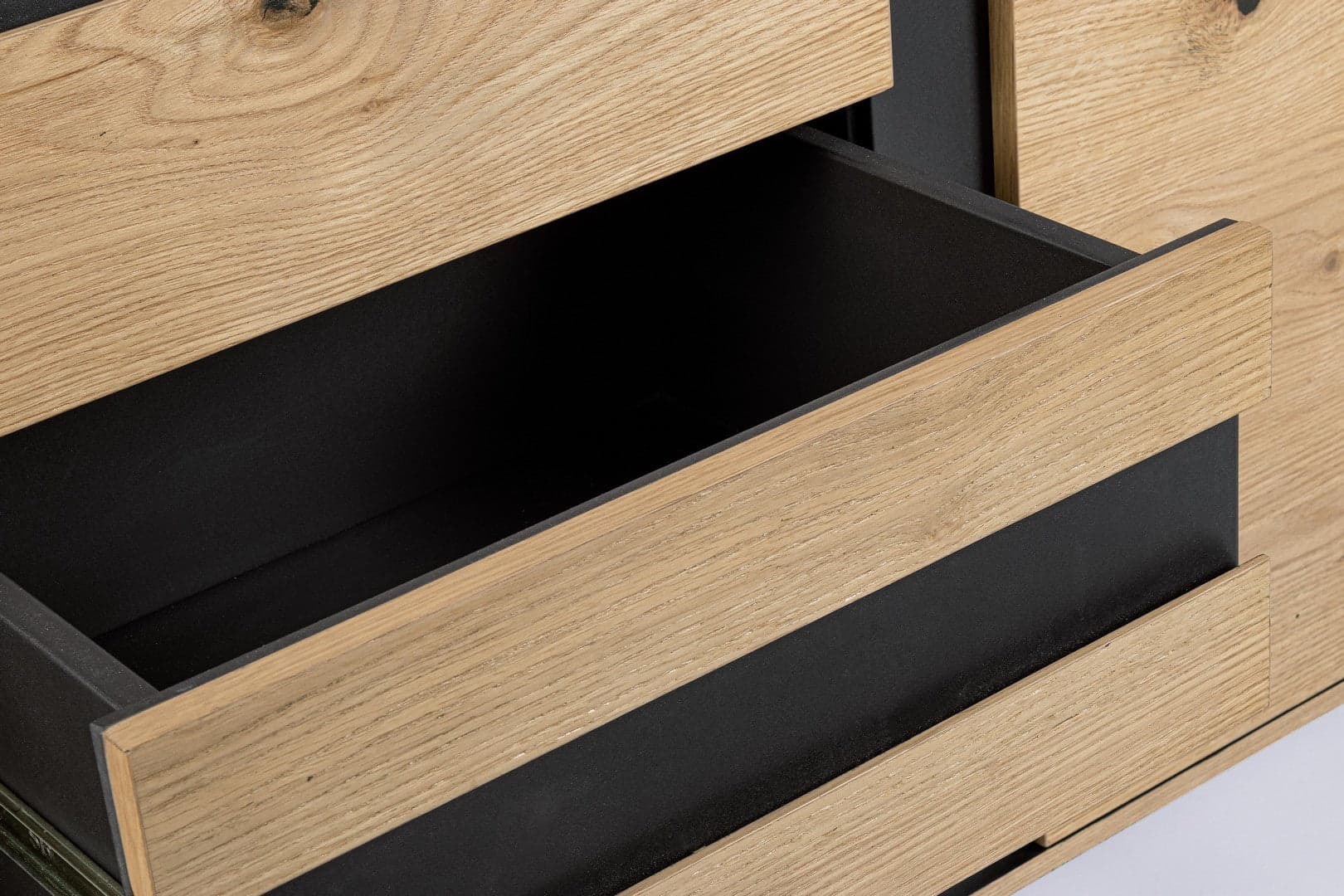 Credenza "Stanwood" con 3 ante e 3 cassetti, in mdf, finitura in rovere in Credenze Decor Space - Altamura, commercioVirtuoso.it