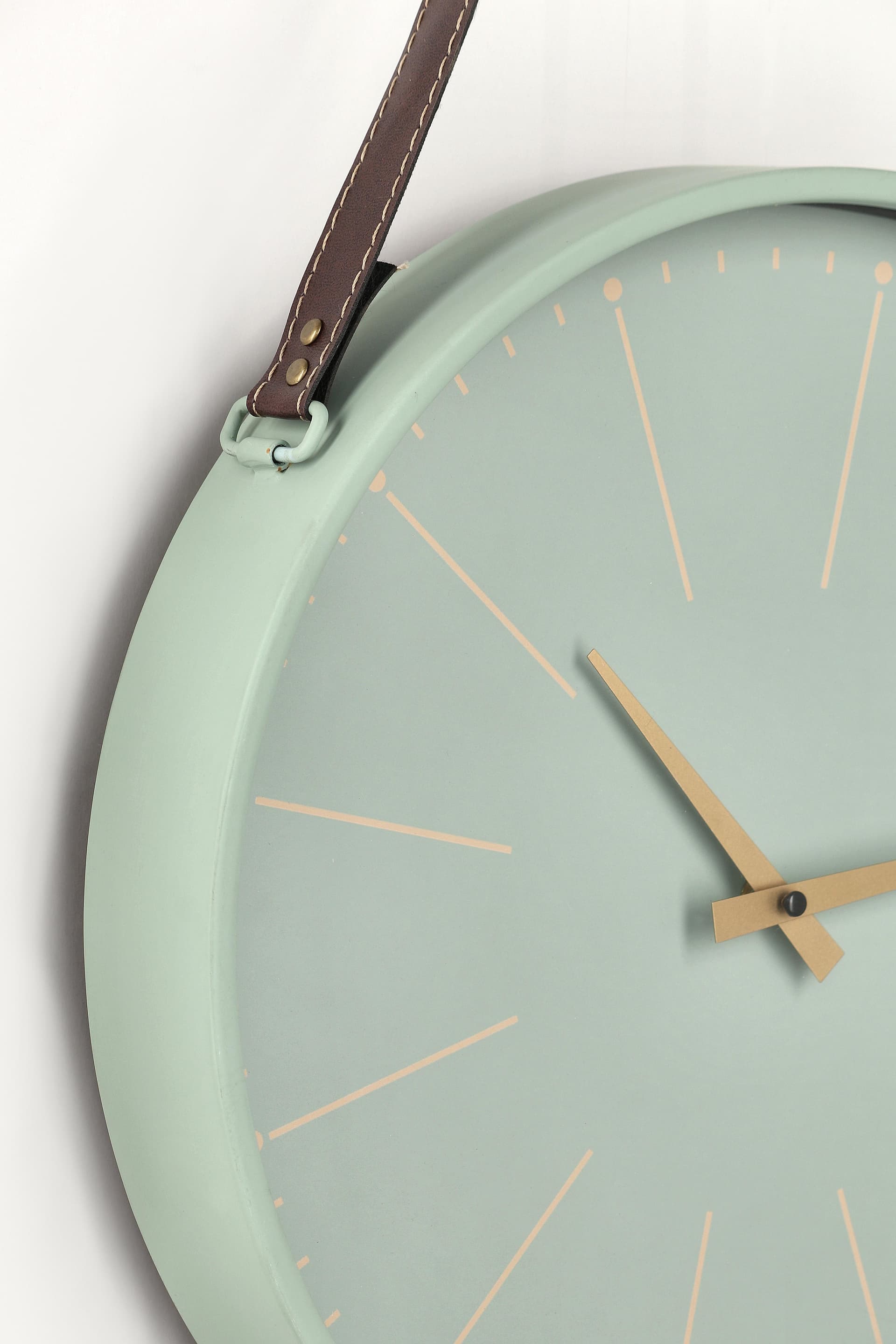 Orologio da parete "Timely" in acciaio a batteria 40x6x66 h cm in Orologi da parete Decor Space - Altamura, commercioVirtuoso.it