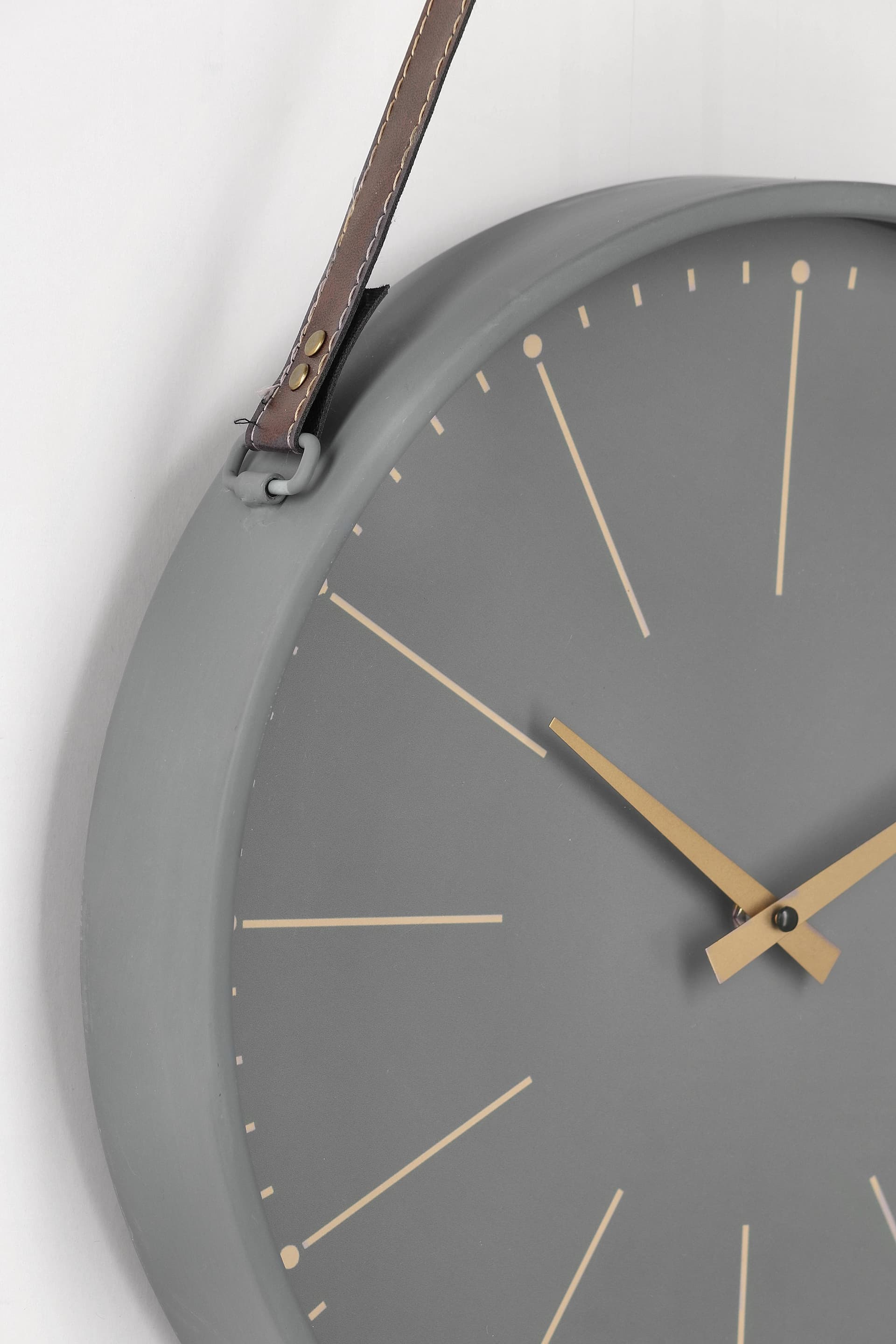 Orologio da parete "Timely" in acciaio a batteria 40x6x66 h cm in Orologi da parete Decor Space - Altamura, commercioVirtuoso.it