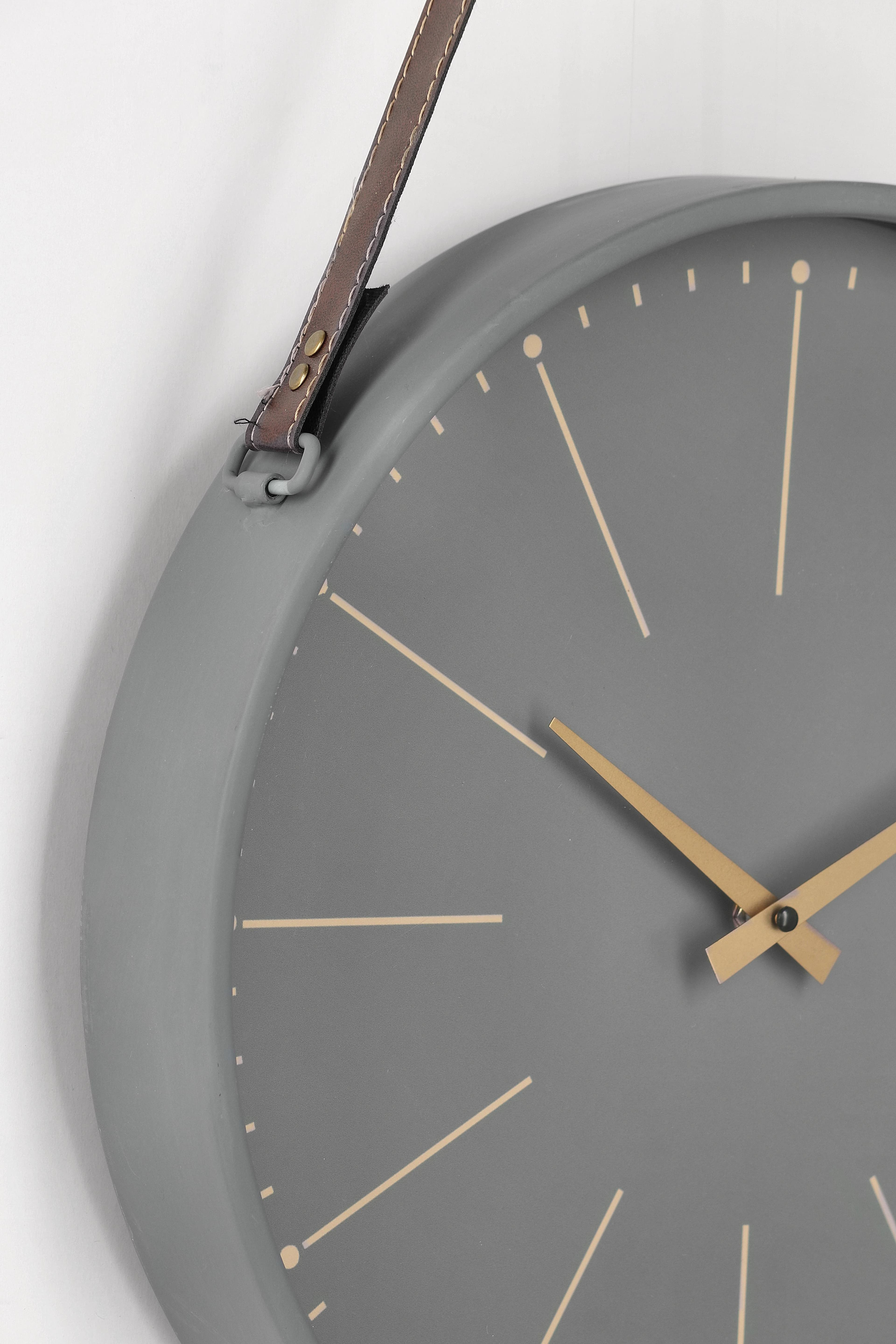 Orologio da parete "Timely" in acciaio a batteria 40x6x66 h cm in Orologi da parete Decor Space - Altamura, commercioVirtuoso.it