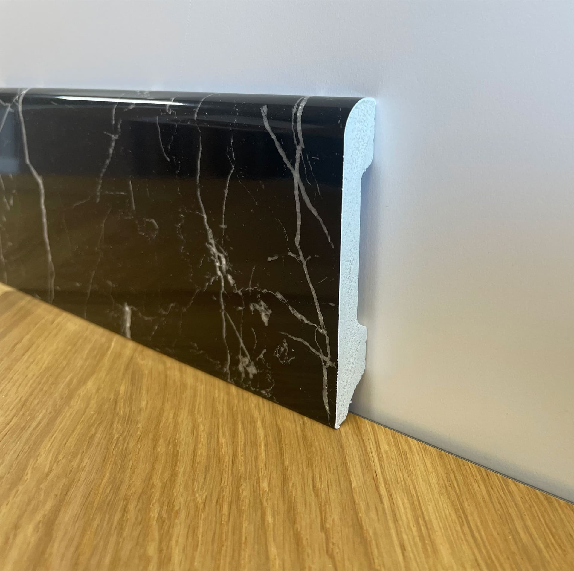 Bancale da 104ml di Battiscopa BC Lucido NERO MARQUINA 85x14x2000mm in POLIMERI - Eternal Parquet